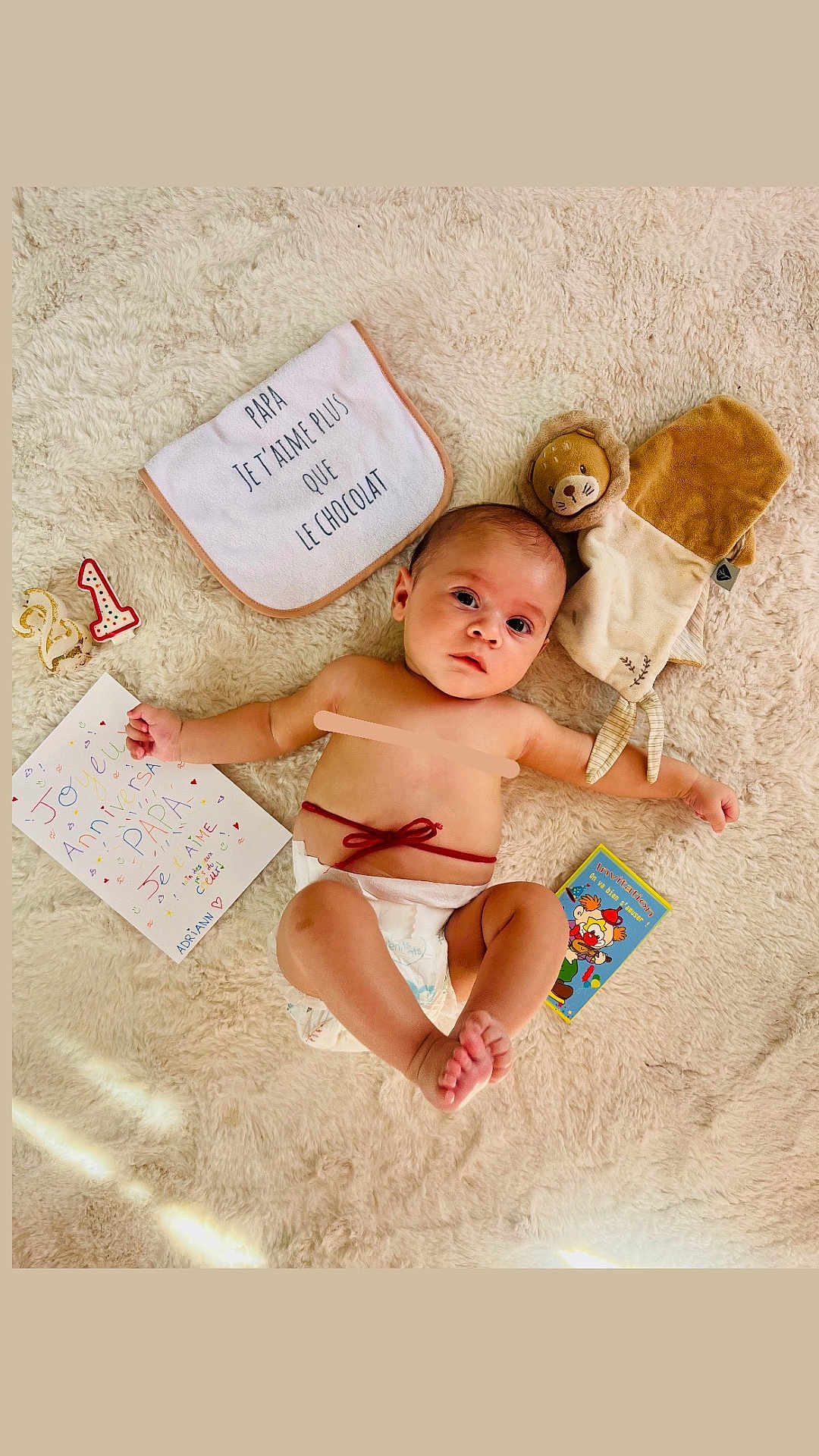 Adriann a rejoint le concours — aidez-le/la à gagner de superbes lots ! baby, baby_boy, bib, celebration, child, colorful, cute, diaper, family_love, foot, hand, handmade_card, indoor, infant, lion_plush, lying_down, plush_toy, portrait, soft_rug, soft_texture
