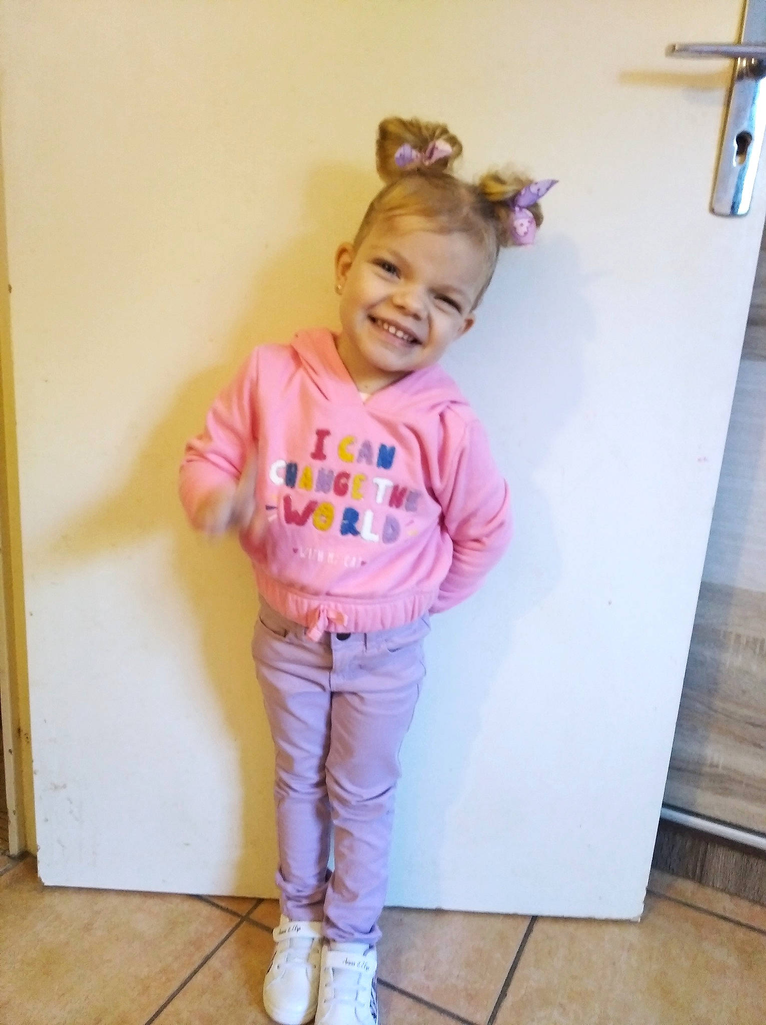 Thalya participe au concours pour gagner de l'argent avec cette photo : active_pants, baby_toddler_clothing, denim, door, electric_blue, flooring, happy, jeans, joy, magenta, person, pink, purple, sleeve, smile, sportswear, standing, sweatpant, t_shirt, toddler