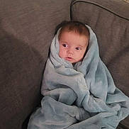 Kenzo participe au concours pour gagner de l'argent avec cette photo : baby, blanket, couch, infant, cozy, wrapped, child, face, indoor, furniture, soft, seated, portrait, comfortable, young, curious, home, warm, snug, rest