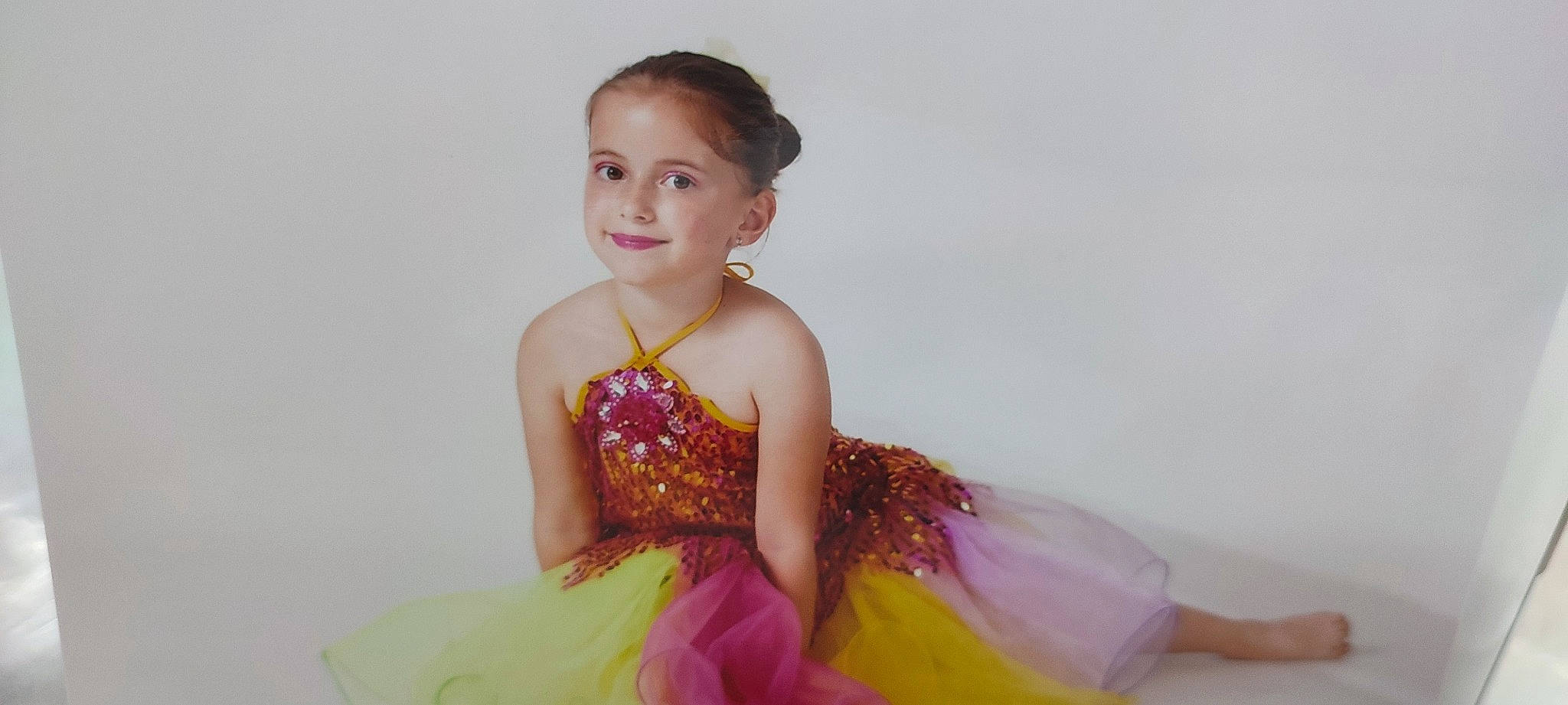 Célia participe au concours pour gagner de l'argent avec cette photo : baby_toddler_clothing, ballet_tutu, dress, embellishment, entertainment, event, fashion_design, flash_photography, formal_wear, happy, jewellery, joy, magenta, performing_arts, person, pink, purple, ruffle, sitting, sleeve