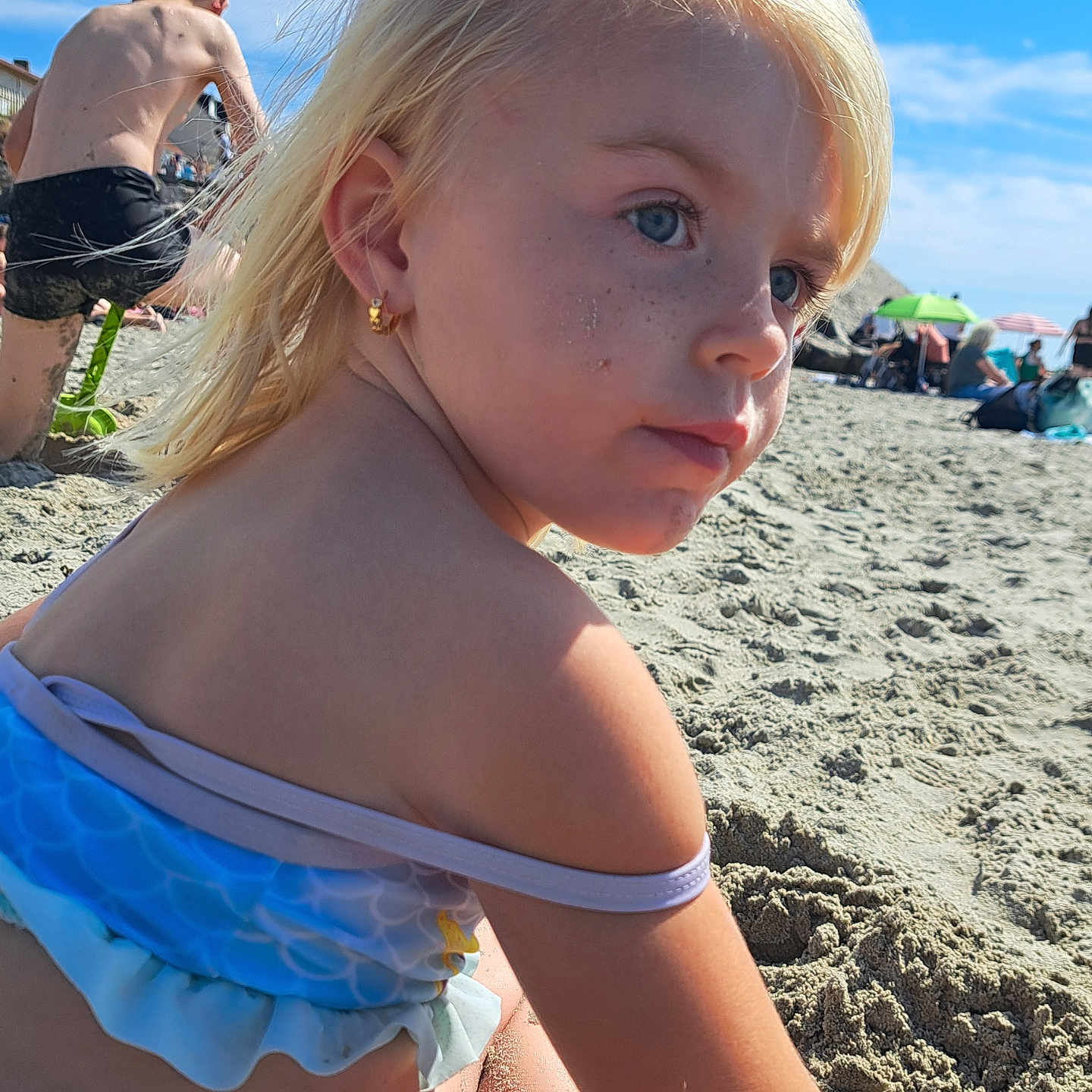 Emily participe au concours pour gagner de l'argent avec cette photo : baby, back, blonde, bodypart, clothing, face, finger, hair, hand, hat, head, nature, outdoors, person, photography, portrait, sea, shorts, summer, swimwear