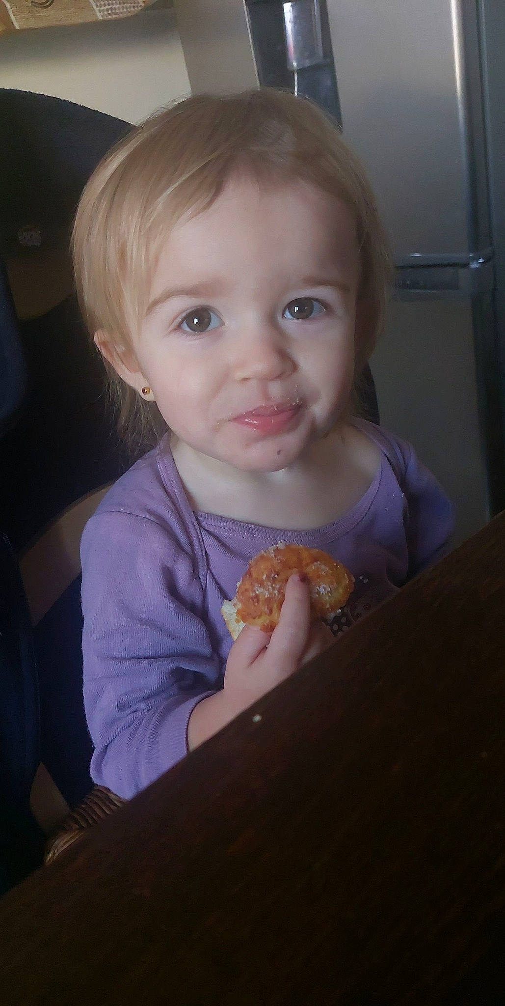 Léna participe au concours pour gagner de l'argent avec cette photo : baby_toddler_clothing, cheek, child, chin, dress, eyelash, food, food_craving, gesture, hair, iris, lip, mouth, nail, nose, person, skin, smile, tableware, thumb