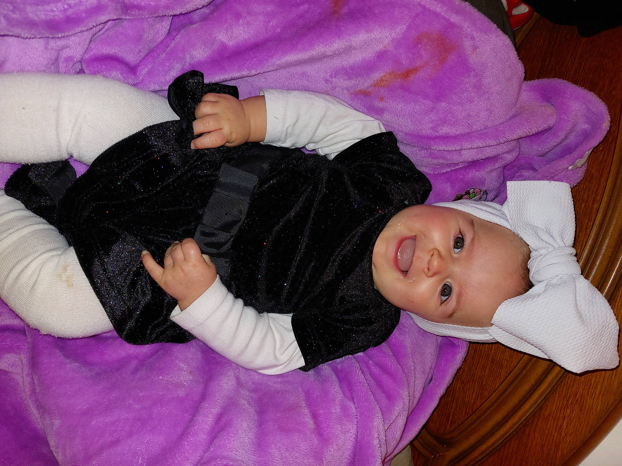 Léna a rejoint le concours — aidez-le/la à gagner de superbes lots ! arm, baby_toddler_clothing, child, comfort, finger, hat, headgear, human_body, lap, leg, magenta, person, pink, purple, skin, sleeve, sock, textile, thigh, toddler