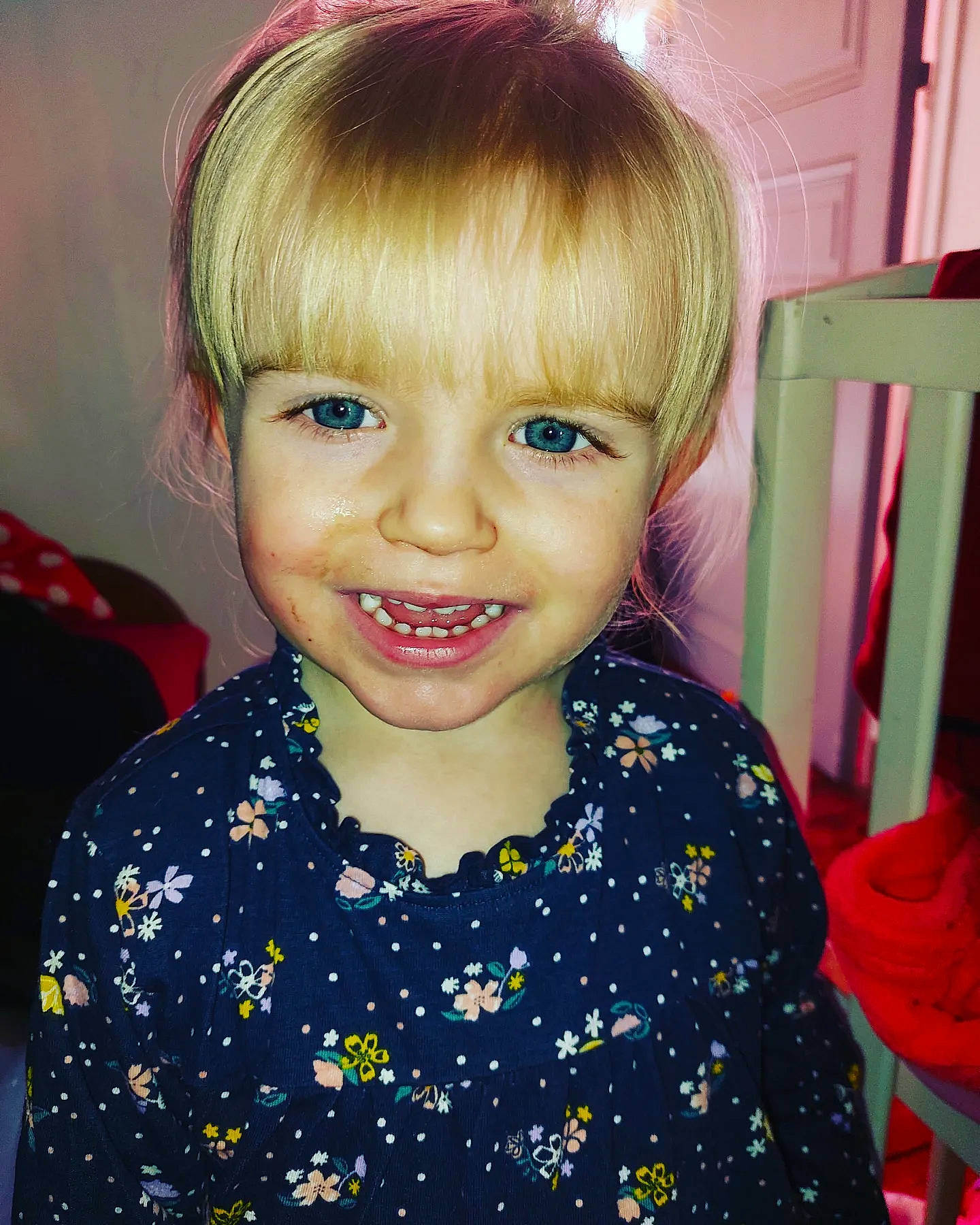 Emily a rejoint le concours — aidez-le/la à gagner de superbes lots ! bangs, blond, bowl_cut, cheek, child, chin, cool, electric_blue, eyelash, facial_expression, fun, hairstyle, happy, hime_cut, iris, joy, layered_hair, person, sleeve, smile