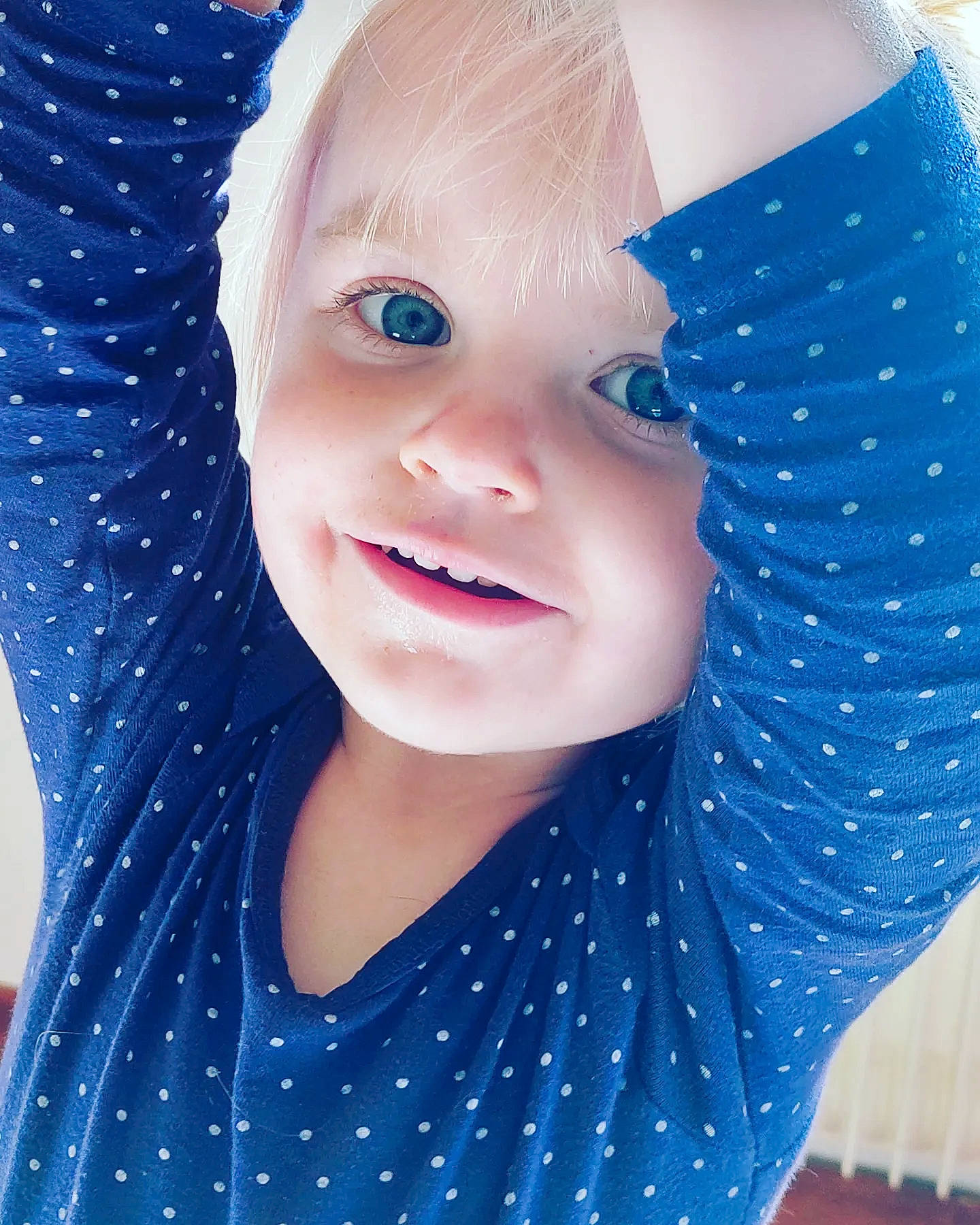 Emily a rejoint le concours — aidez-le/la à gagner de superbes lots ! azure, baby_toddler_clothing, blue, chin, eye, eyebrow, eyelash, face, gesture, hairstyle, happy, head, headwear, iris, lip, neck, person, product, sleeve, smile