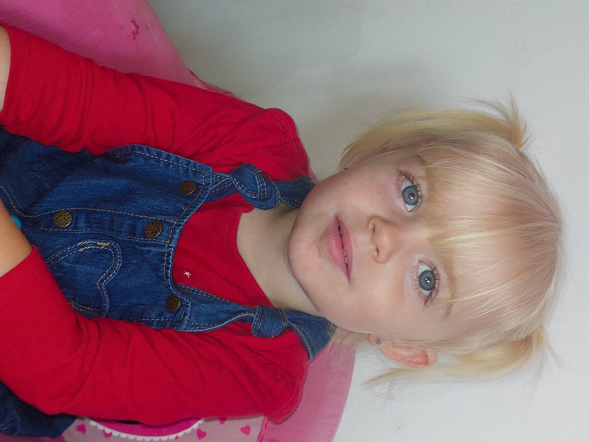 Emily participe au concours pour gagner de l'argent avec cette photo : baby_toddler_clothing, cheek, child, comfort, elbow, electric_blue, fun, happy, human_leg, joy, pattern, person, portrait_photography, sitting, sleeve, smile, toddler, wood