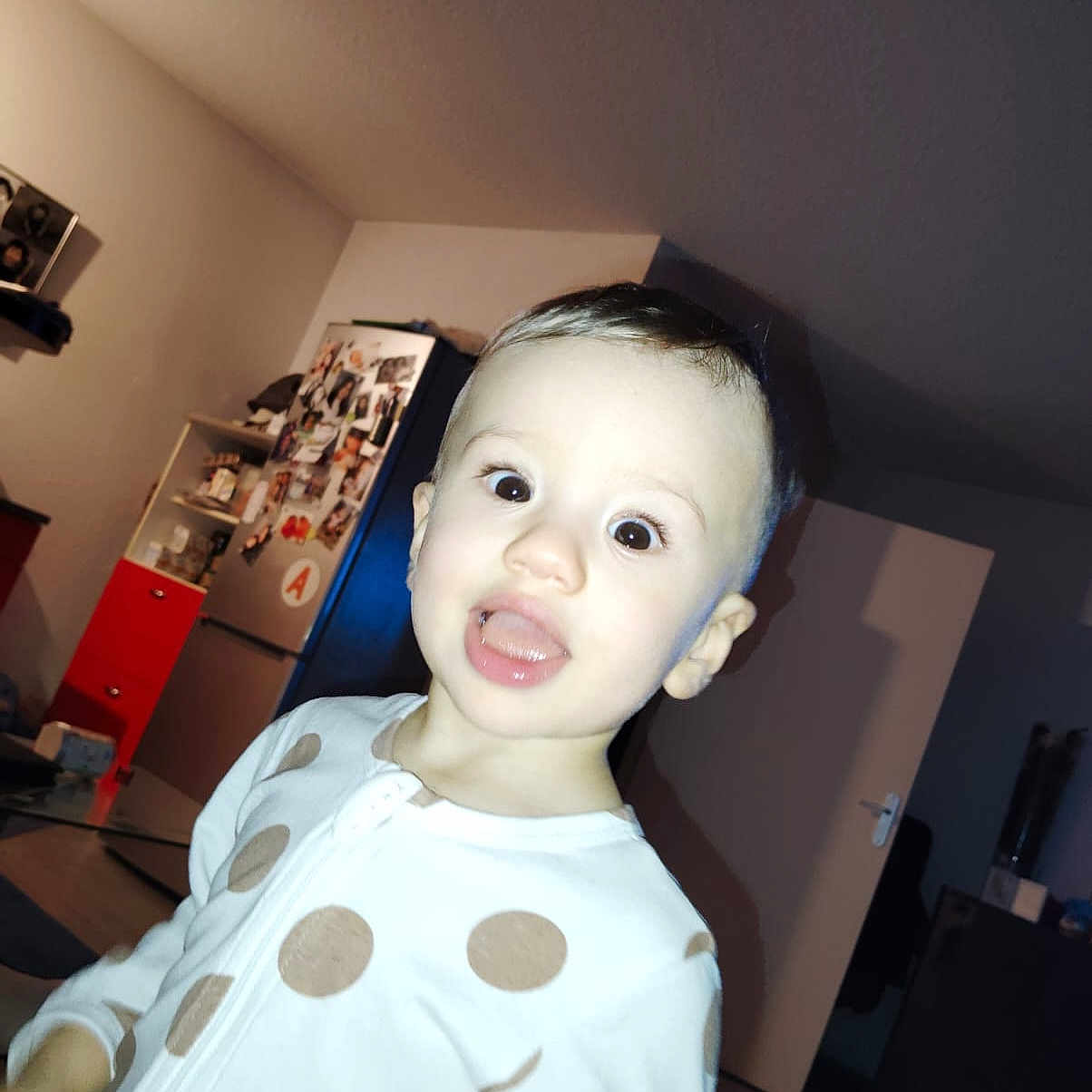 Shaid a rejoint le concours — aidez-le/la à gagner de superbes lots ! accessories, architecture, baby, building, clothing, door, earring, face, furniture, happy, head, indoors, livingroom, pattern, person, photography, portrait, room, selfie, t_shirt