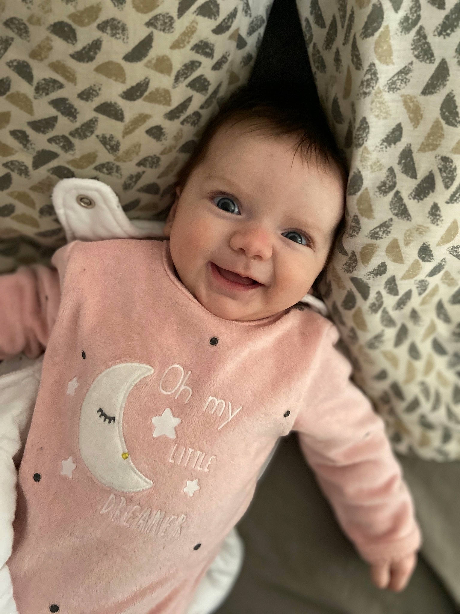 Lya a rejoint le concours — aidez-le/la à gagner de superbes lots ! baby, baby_products, cheek, child, ear, eye, face, head, lip, nose, pattern, person, pink, product, skin, smile, toddler