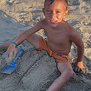 Bradley a rejoint le concours — aidez-le/la à gagner de superbes lots ! child, boy, sand, beach, shovel, sandcastle, sunlight, smiling, bare_chested, play, outdoor, vacation, summer, wet_hair, happy, fun, toy, recreation, nature, leisure