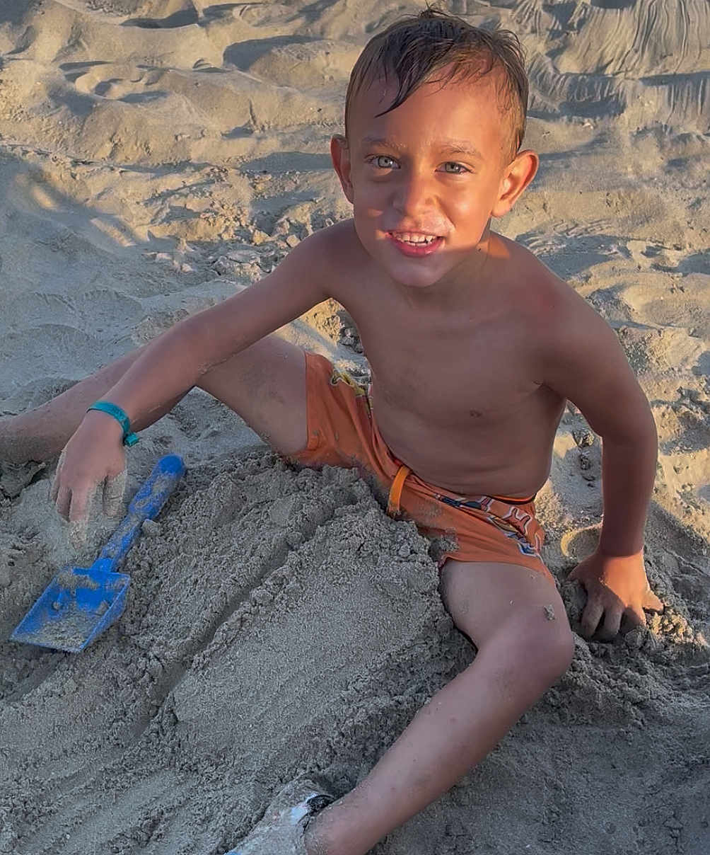 Bradley a rejoint le concours — aidez-le/la à gagner de superbes lots ! child, boy, sand, beach, shovel, sandcastle, sunlight, smiling, bare_chested, play, outdoor, vacation, summer, wet_hair, happy, fun, toy, recreation, nature, leisure