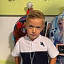 Bradley a rejoint le concours — aidez-le/la à gagner de superbes lots ! child, boy, classroom, backpack, spiderman, elsa, name_tag, hooks, cubicles, short_hair, white_shirt, black_shirt, school, indoor, person, standing, looking_at_camera, casual_clothing, young, confident