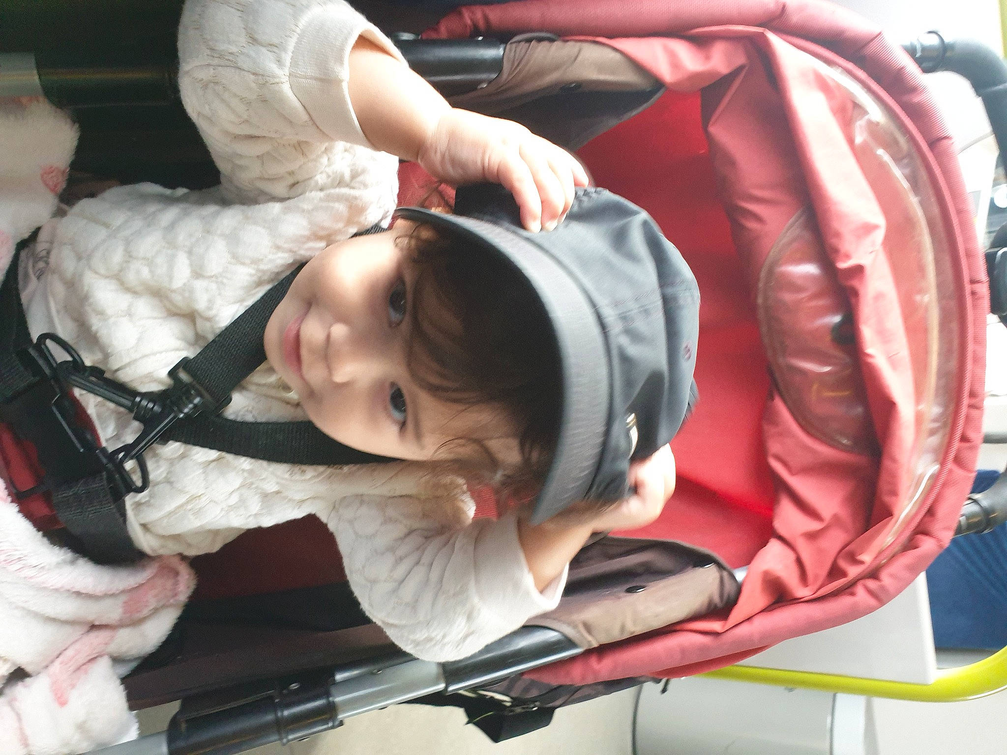 Shaïna participe au concours pour gagner de l'argent avec cette photo : auto_part, baby, baby_carriage, baby_in_car_seat, baby_products, baby_safety, baby_toddler_clothing, car_seat, carmine, child, comfort, fun, person, personal_protective_equipment, seat_belt, service, sitting, toddler, vacation