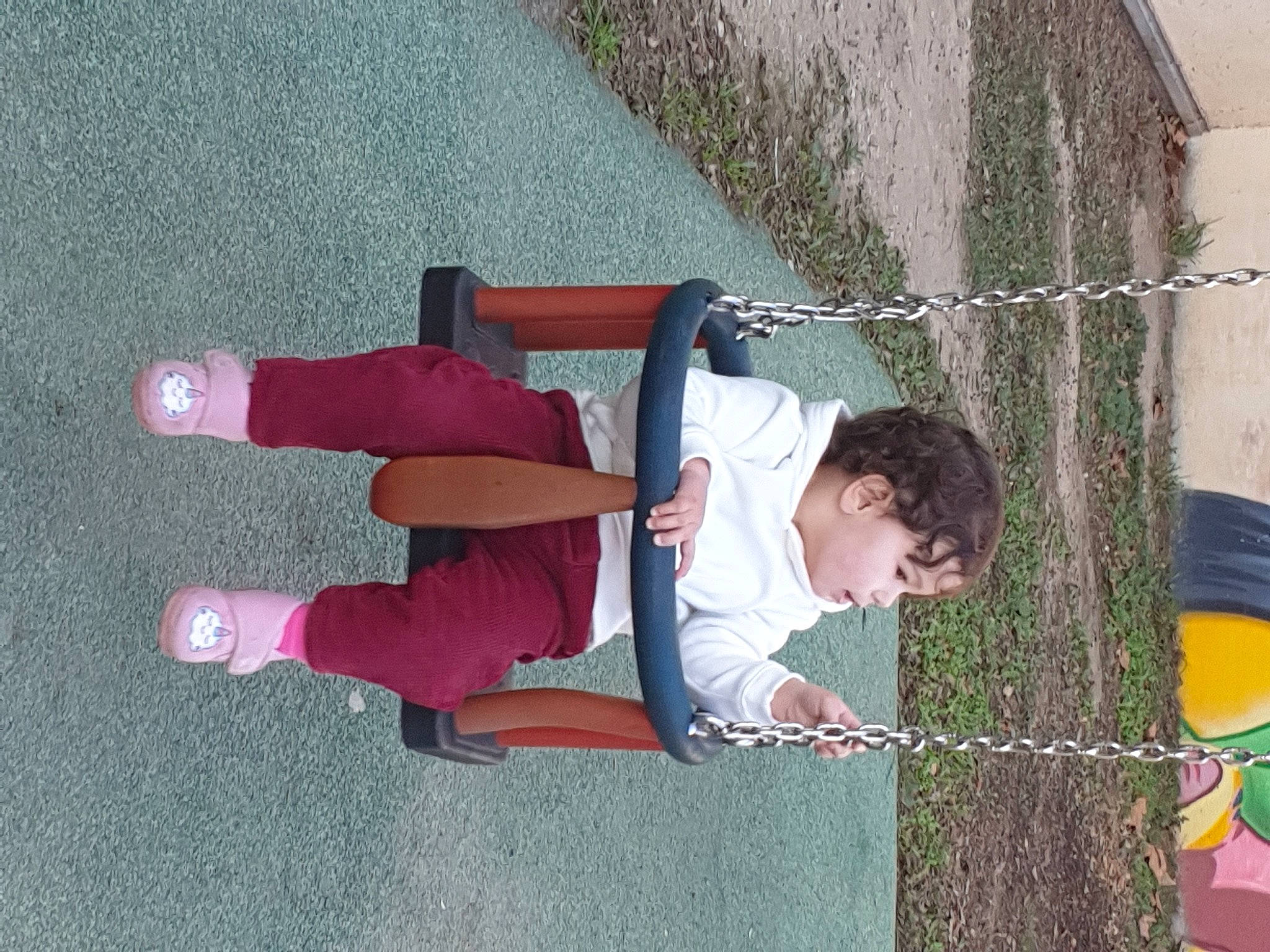 Shaïna a rejoint le concours — aidez-le/la à gagner de superbes lots ! carmine, child, fun, grass, human_leg, knee, leisure, outdoor_shoe, person, plant, recreation, thigh, toddler, walking_shoe