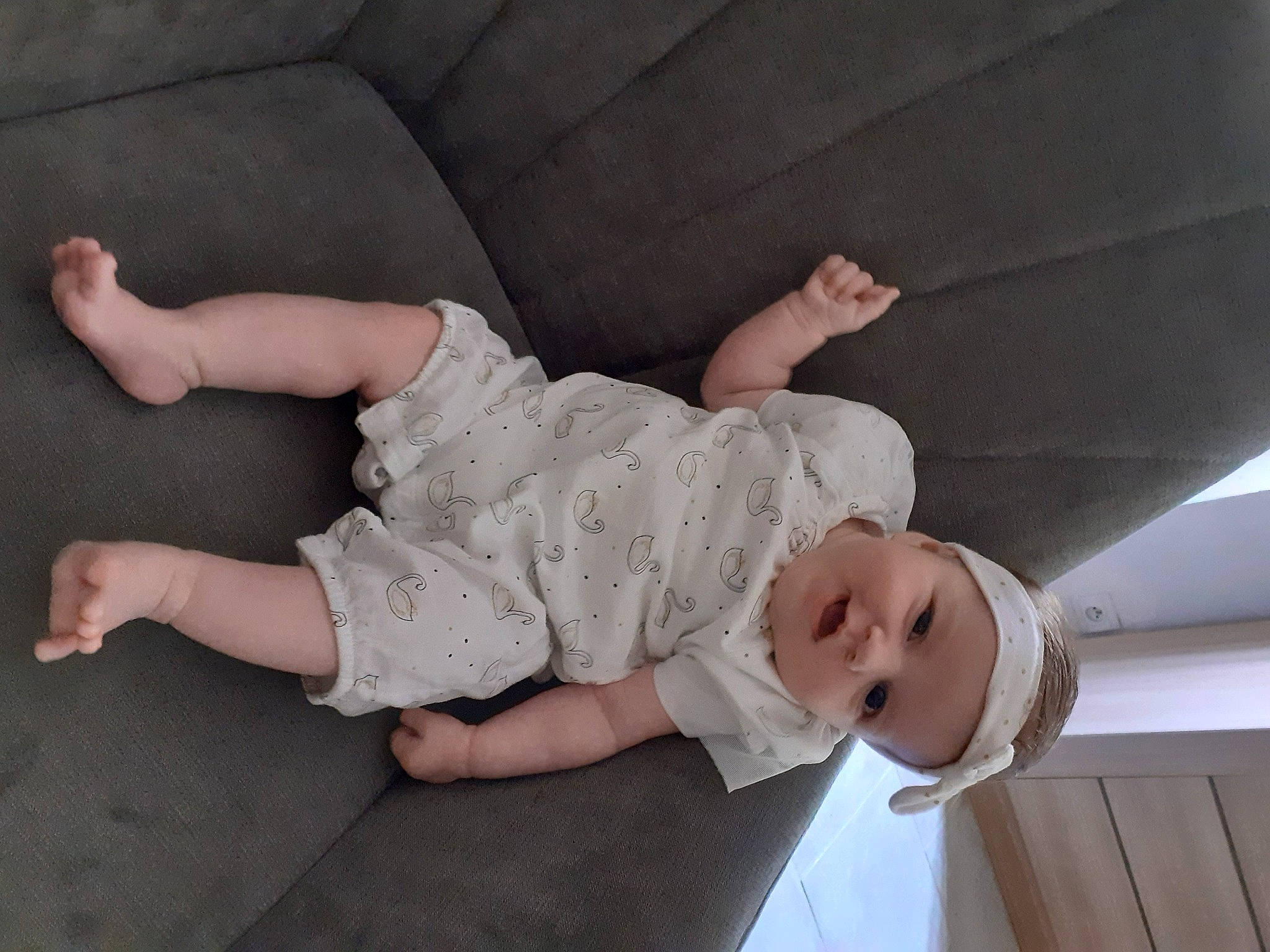 Lara participe au concours pour gagner de l'argent avec cette photo : baby, baby_toddler_clothing, barefoot, child, comfort, elbow, flash_photography, flooring, foot, fun, head, headwear, human_leg, knee, person, room, sitting, sleeve, sock, thigh