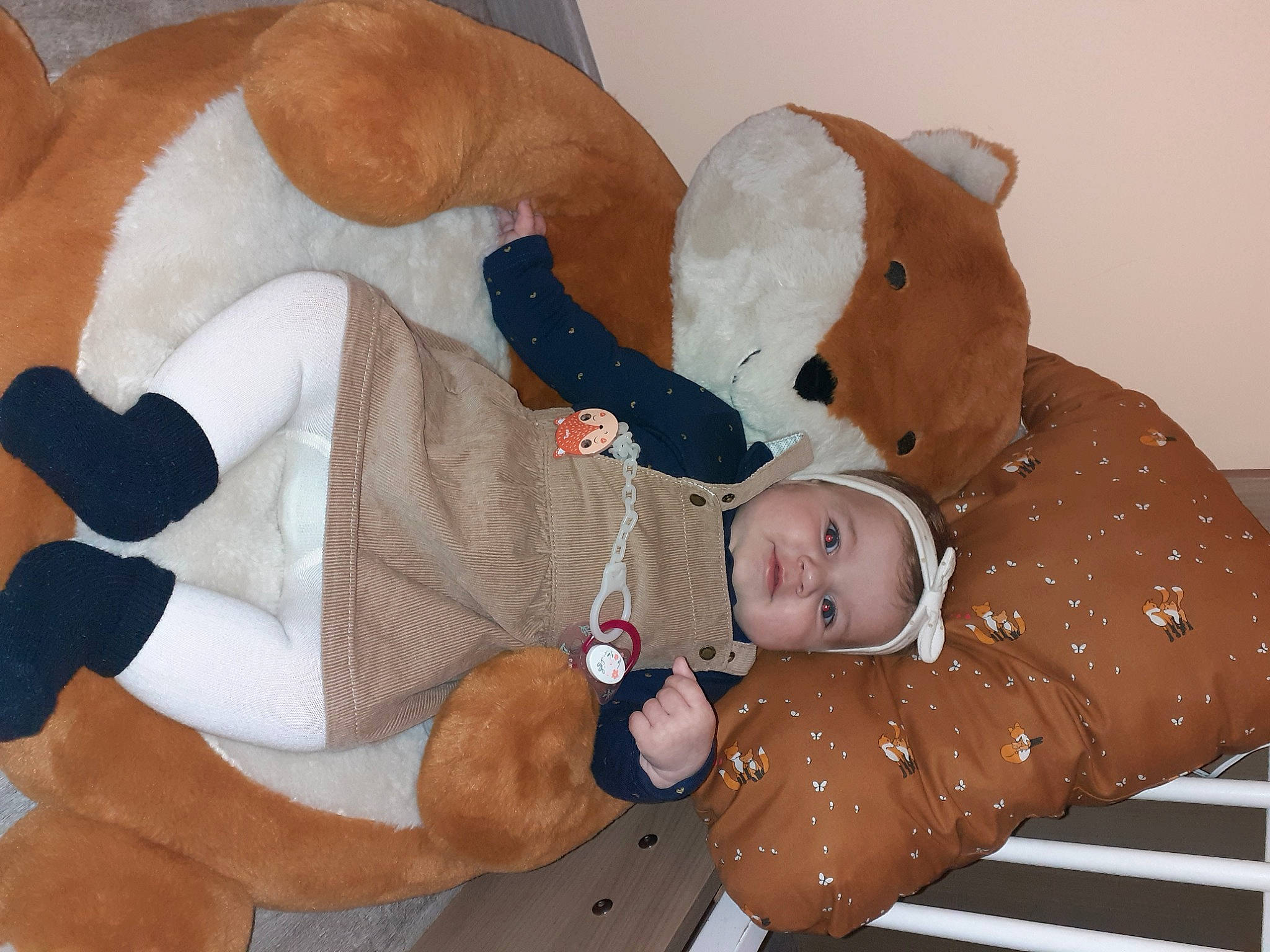 Lara a rejoint le concours — aidez-le/la à gagner de superbes lots ! arm, baby, baby_products, baby_safety, baby_sleeping, baby_toddler_clothing, child, comfort, foot, fur, lap, linens, person, plush, room, stuffed_toy, teddy_bear, textile, toddler, toy