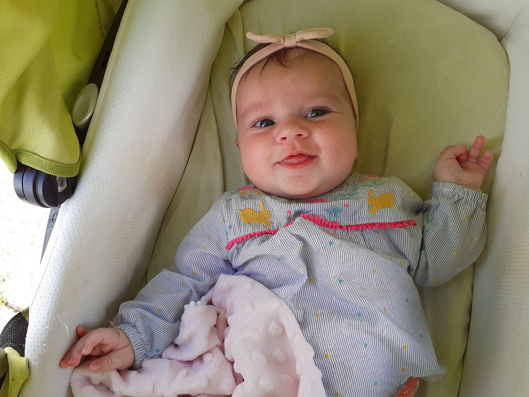 Lara participe au concours pour gagner de l'argent avec cette photo : baby, baby_products, baby_safety, baby_toddler_clothing, car_seat, cheek, child, chin, comfort, eye, finger, headwear, iris, mouth, nose, person, product, seat_belt, skin, sleeve