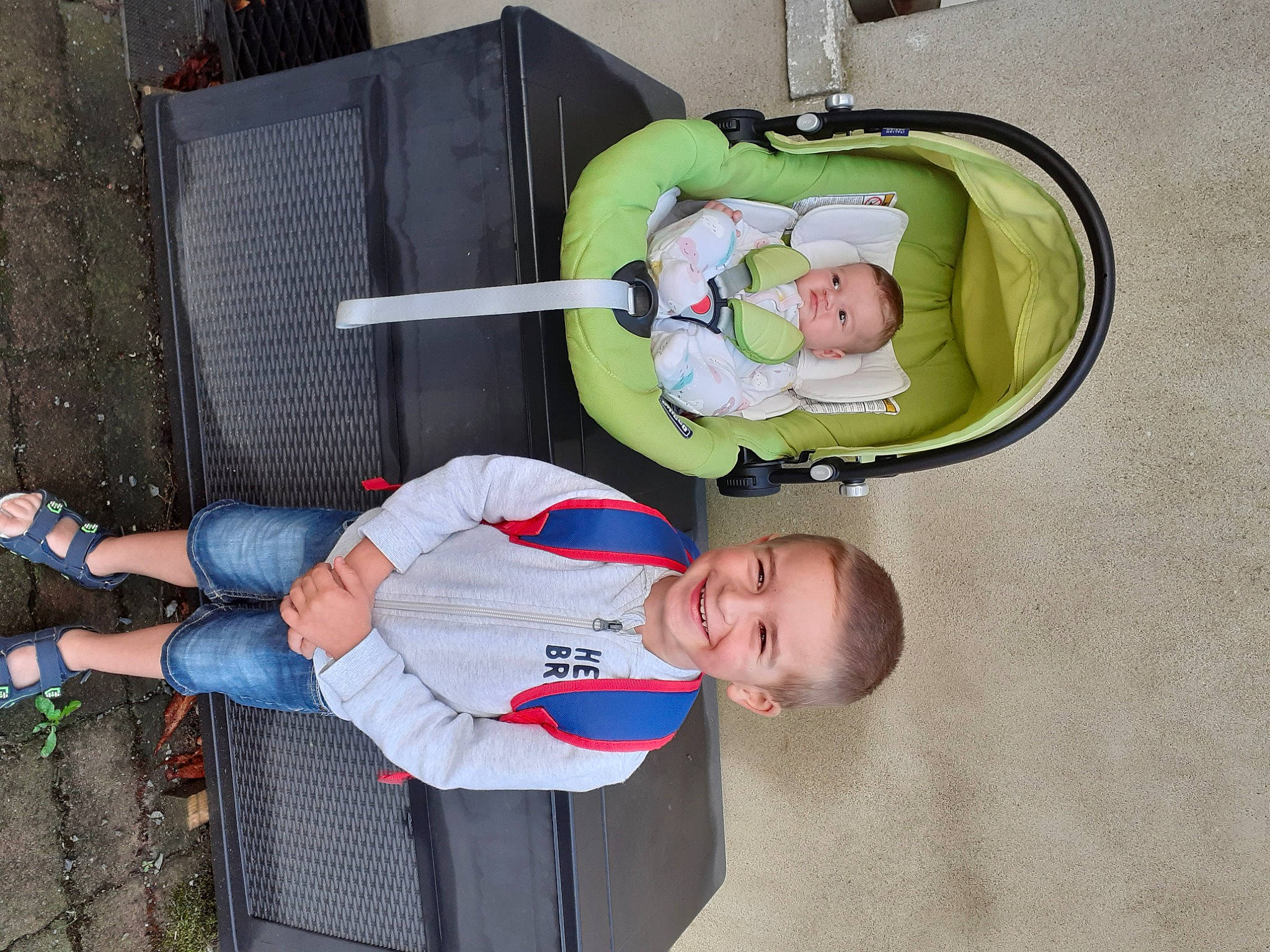 Théo a rejoint le concours — aidez-le/la à gagner de superbes lots ! baby, baby_products, baby_safety, baby_toddler_clothing, baby_toys, child, comfort, humour, joy, person, shorts, toddler, walking_shoe