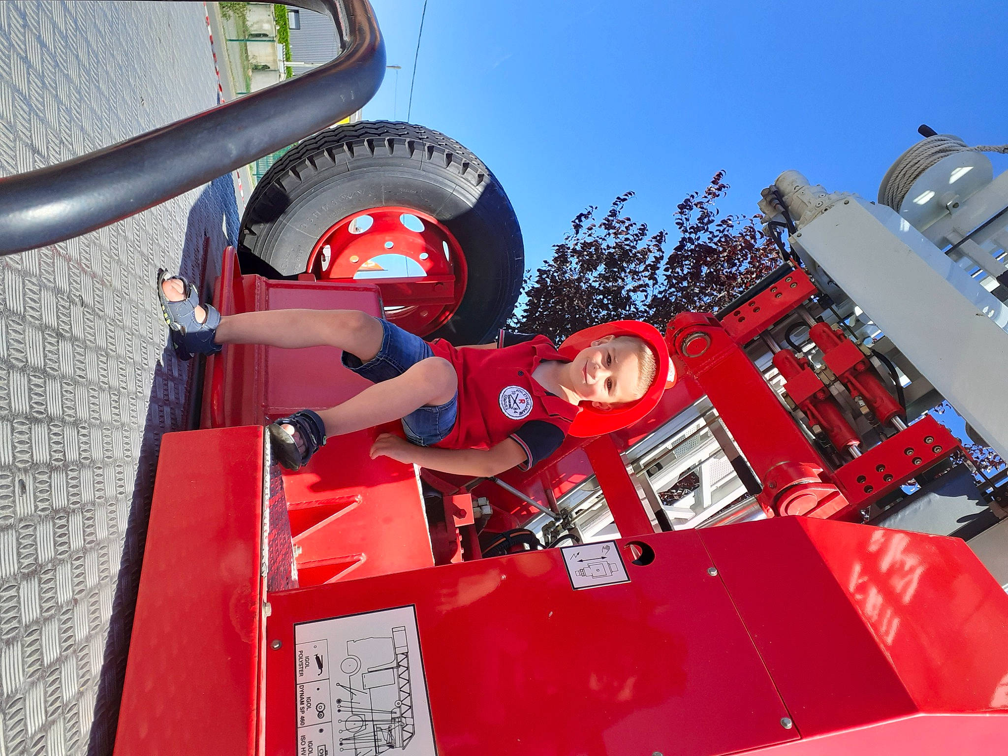 Théo a rejoint le concours — aidez-le/la à gagner de superbes lots ! auto_part, automotive_design, automotive_exterior, automotive_tire, automotive_wheel_system, bumper, carmine, circle, engineering, font, gas, joy, machine, motor_vehicle, person, physical_fitness, pipe, recreation, sky, steering_wheel