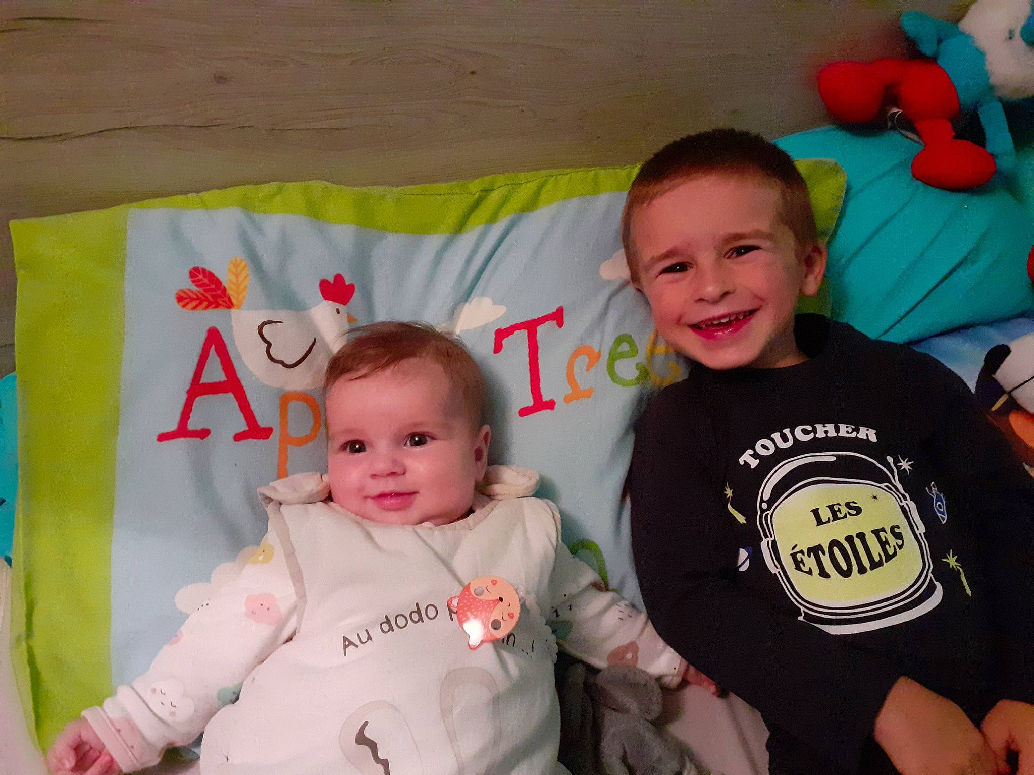 Théo participe au concours pour gagner de l'argent avec cette photo : baby, baby_toddler_clothing, cheek, child, couch, eye, facial_expression, fun, happy, head, joy, mammal, people, person, pink, product, skin, sleeve, smile, t_shirt