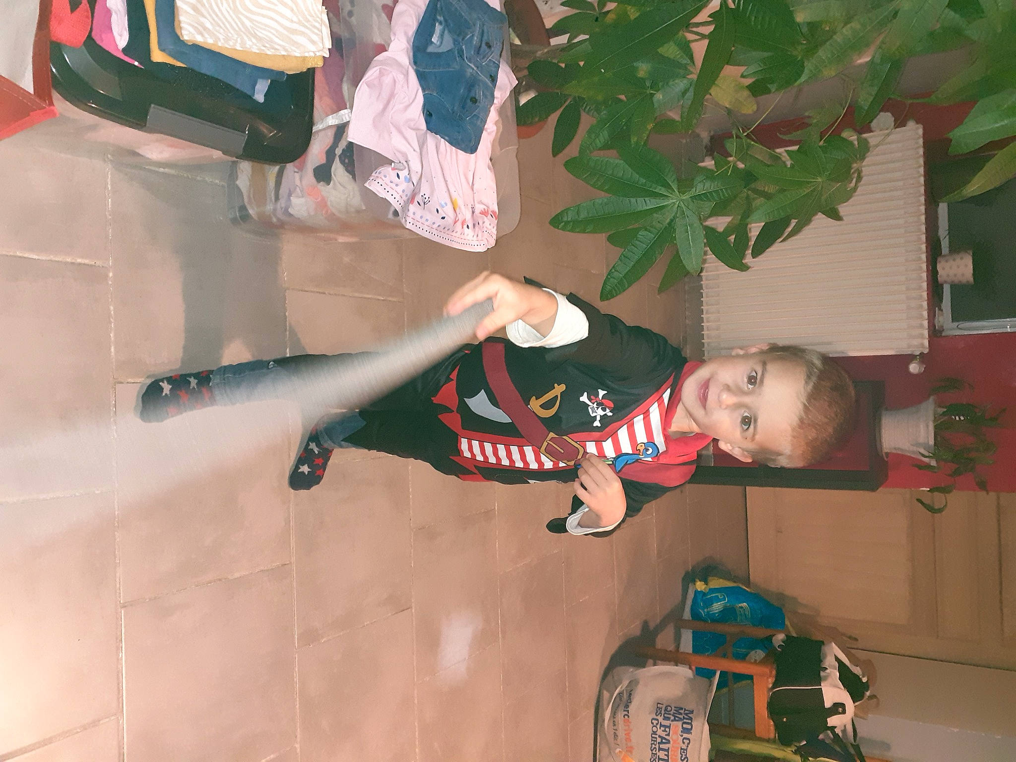 Théo a rejoint le concours — aidez-le/la à gagner de superbes lots ! backpack, bag, child, elbow, fun, human_leg, joy, knee, leisure, luggage_and_bags, person, plant, shorts, t_shirt, thigh, toddler, tree, wood, wrist