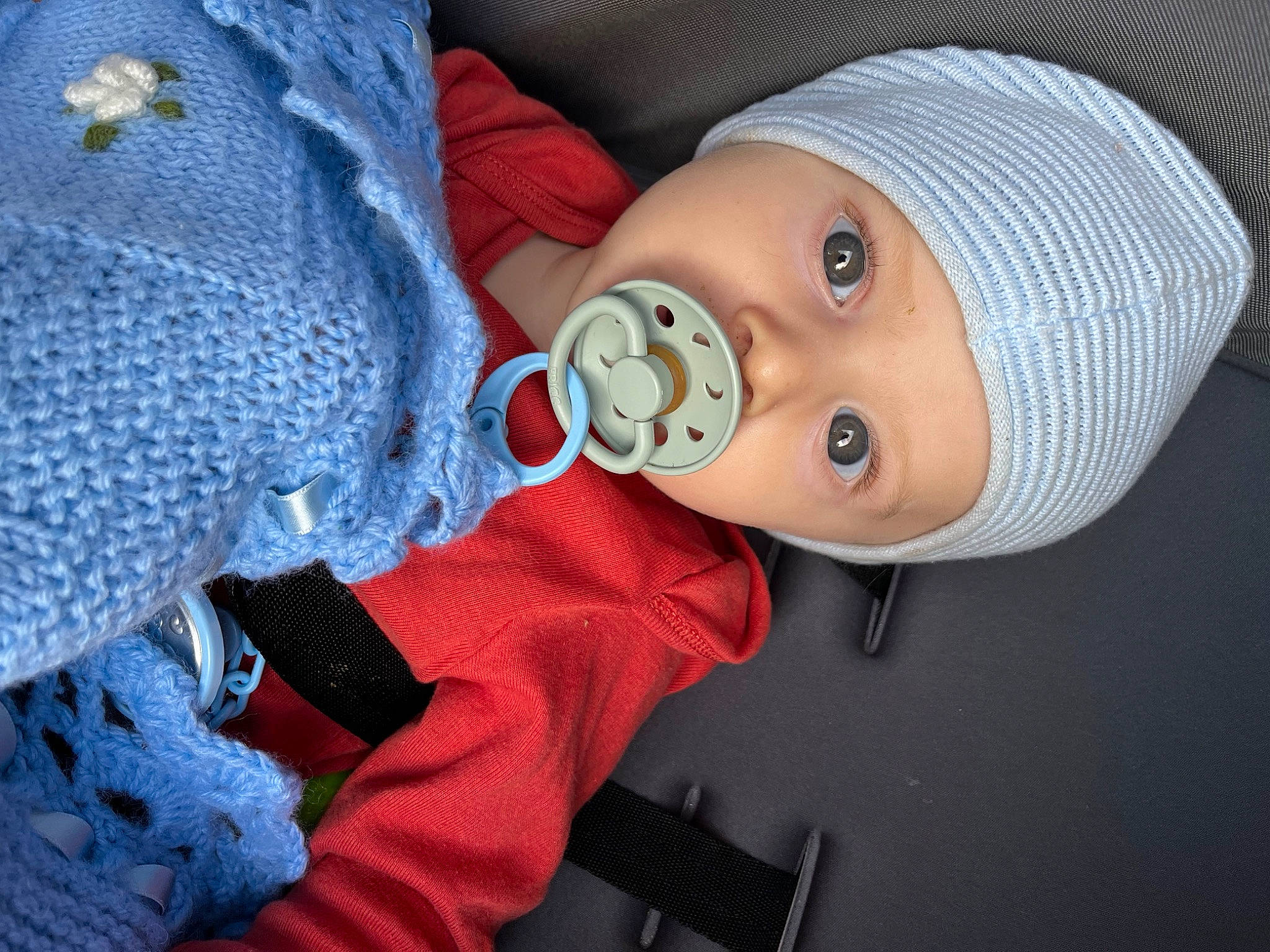 Raphaël participe au concours pour gagner de l'argent avec cette photo : baby, baby_products, baby_toddler_clothing, beanie, bonnet, cap, child, comfort, electric_blue, headwear, knit_cap, pattern, person, room, sleeve, textile, toddler, wool, woolen, woven_fabric