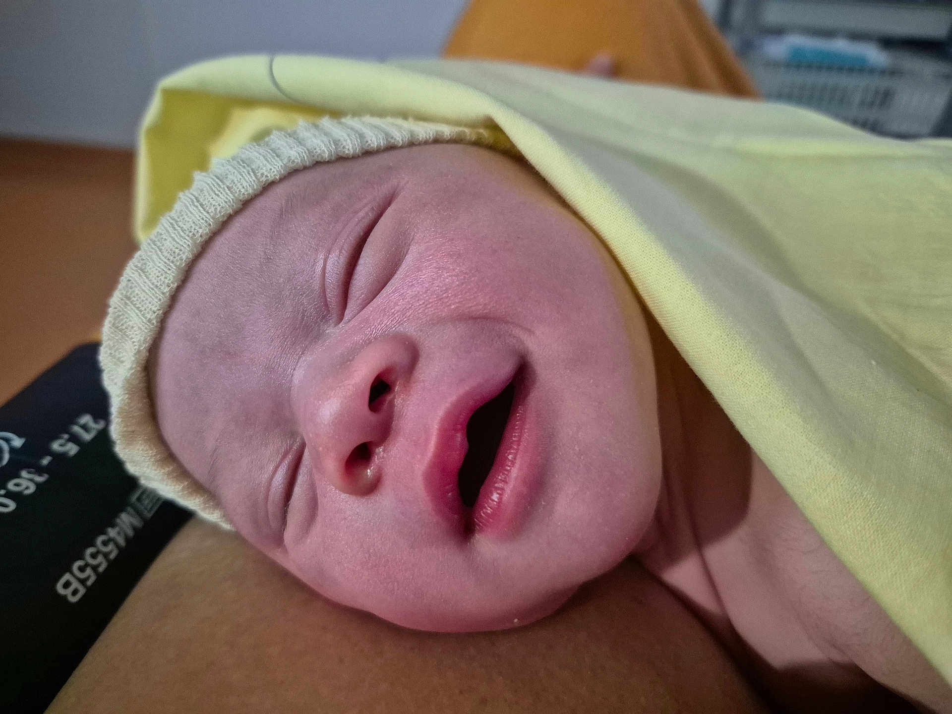 Toakai participe au concours pour gagner de l'argent avec cette photo : newborn, baby, infant, sleeping, closeup, face, hat, blanket, skin, mouth, peaceful, cute, child, young, portrait, indoors, resting, headwear, wrapped, tender