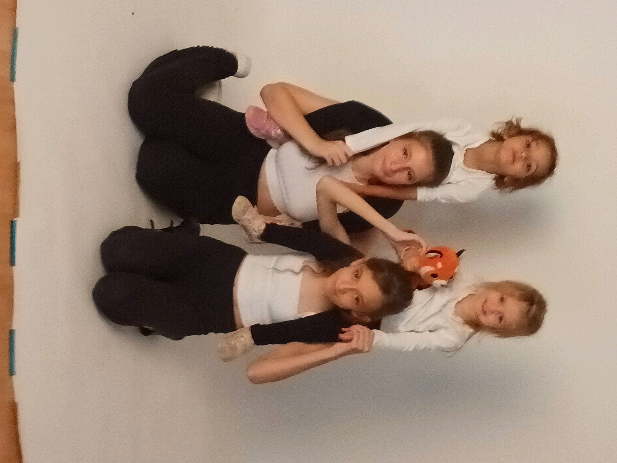 Lea a rejoint le concours — aidez-le/la à gagner de superbes lots ! collar, comfort, elbow, event, fashion_design, fun, gesture, happy, joy, knee, person, room, sleeve, smile, t_shirt, thigh, thumb, waist, wrist