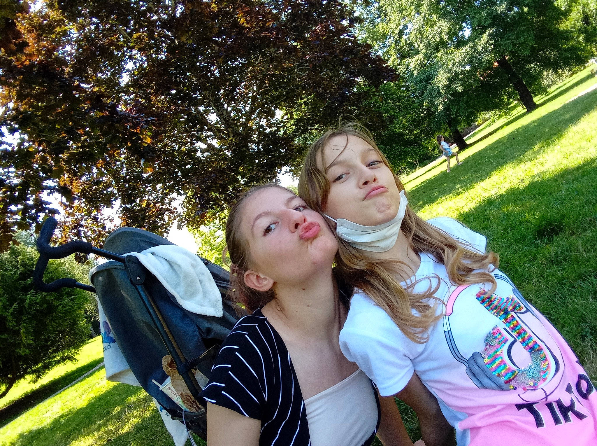 Lea a rejoint le concours — aidez-le/la à gagner de superbes lots ! bag, child, event, fun, garden, gesture, grass, happy, jewellery, leisure, luggage_and_bags, necklace, people_in_nature, person, plant, recreation, sitting, t_shirt, tree, vacation