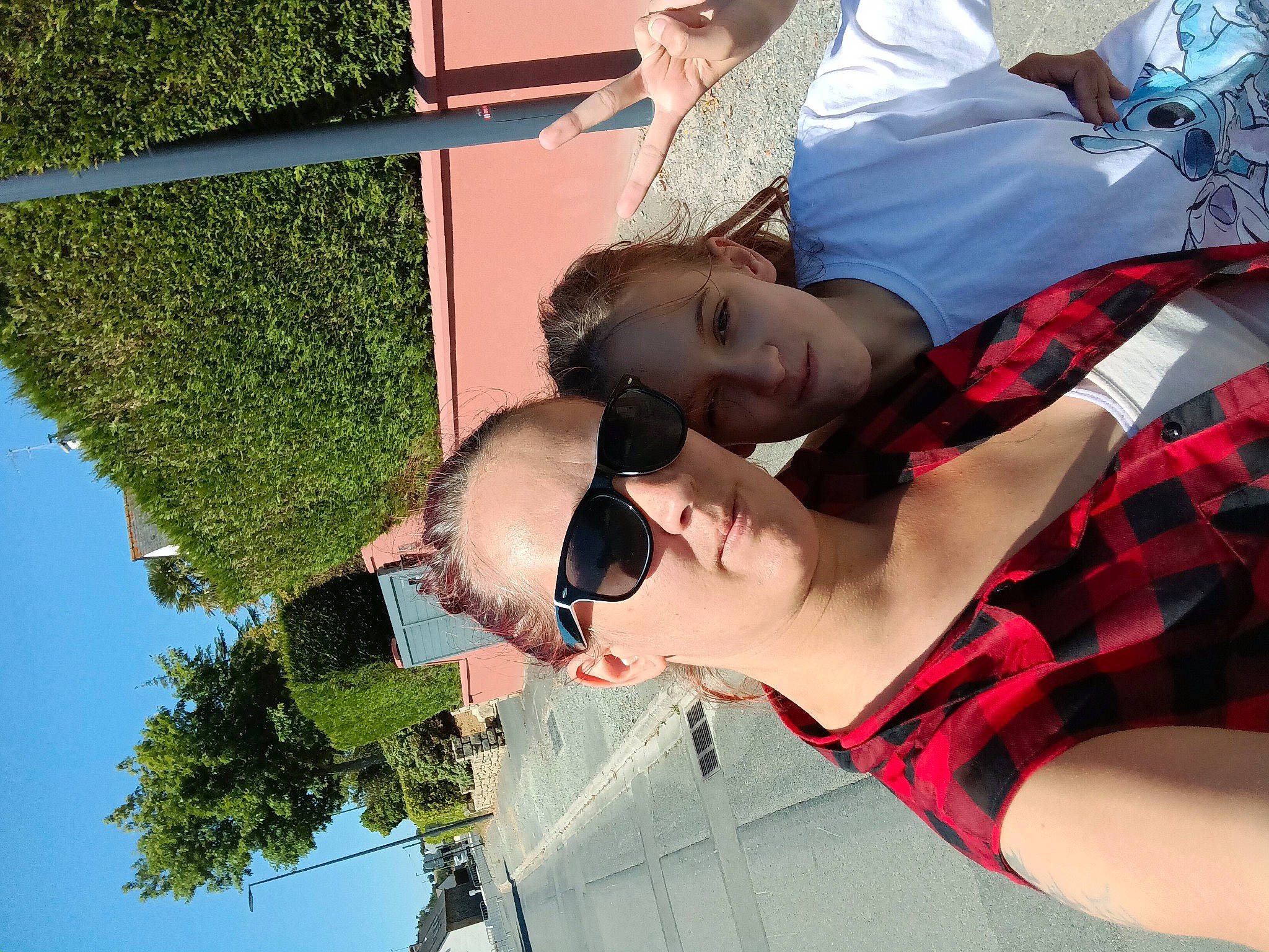 Lea participe au concours pour gagner de l'argent avec cette photo : child, event, eyewear, fun, grass, happy, leisure, pattern, people_in_nature, person, plaid, plant, recreation, shorts, sky, summer, sunglasses, t_shirt, tartan, thigh