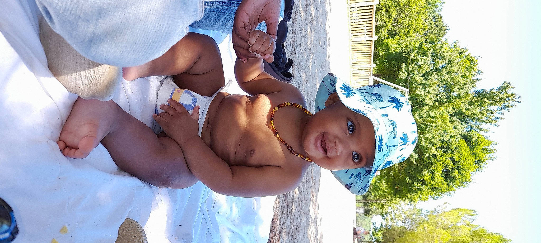 Rhaylonn a rejoint le concours — aidez-le/la à gagner de superbes lots ! barechested, blue, chest, dress, elbow, gesture, glasses, happy, hat, headgear, headwear, leisure, muscle, people_in_nature, people_on_beach, person, shorts, shoulder, smile, thigh