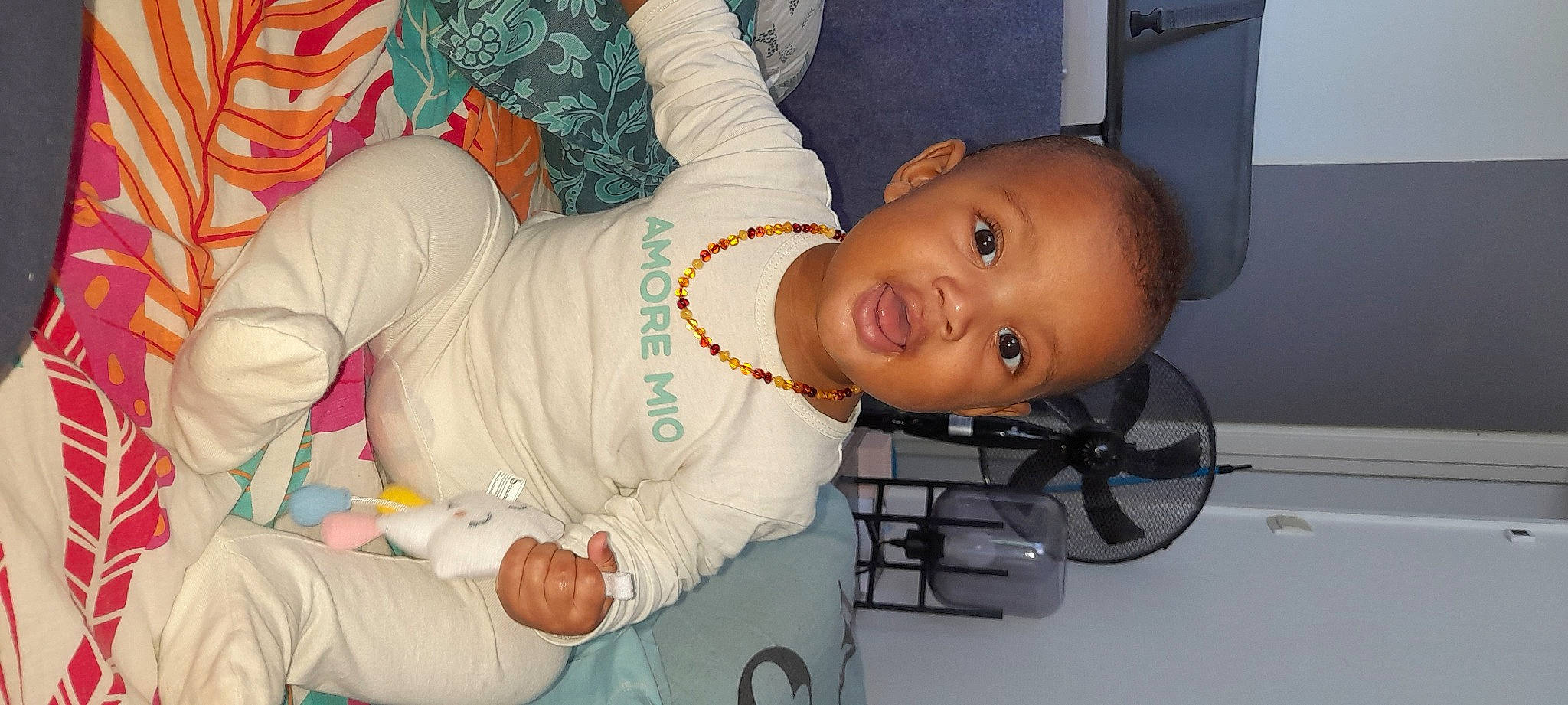 Rhaylonn participe au concours pour gagner de l'argent avec cette photo : arm, baby, baby_toddler_clothing, cheek, child, comfort, ear, elbow, finger, fun, hand, happy, human_body, joint, leg, nose, person, sitting, sleeve, smile