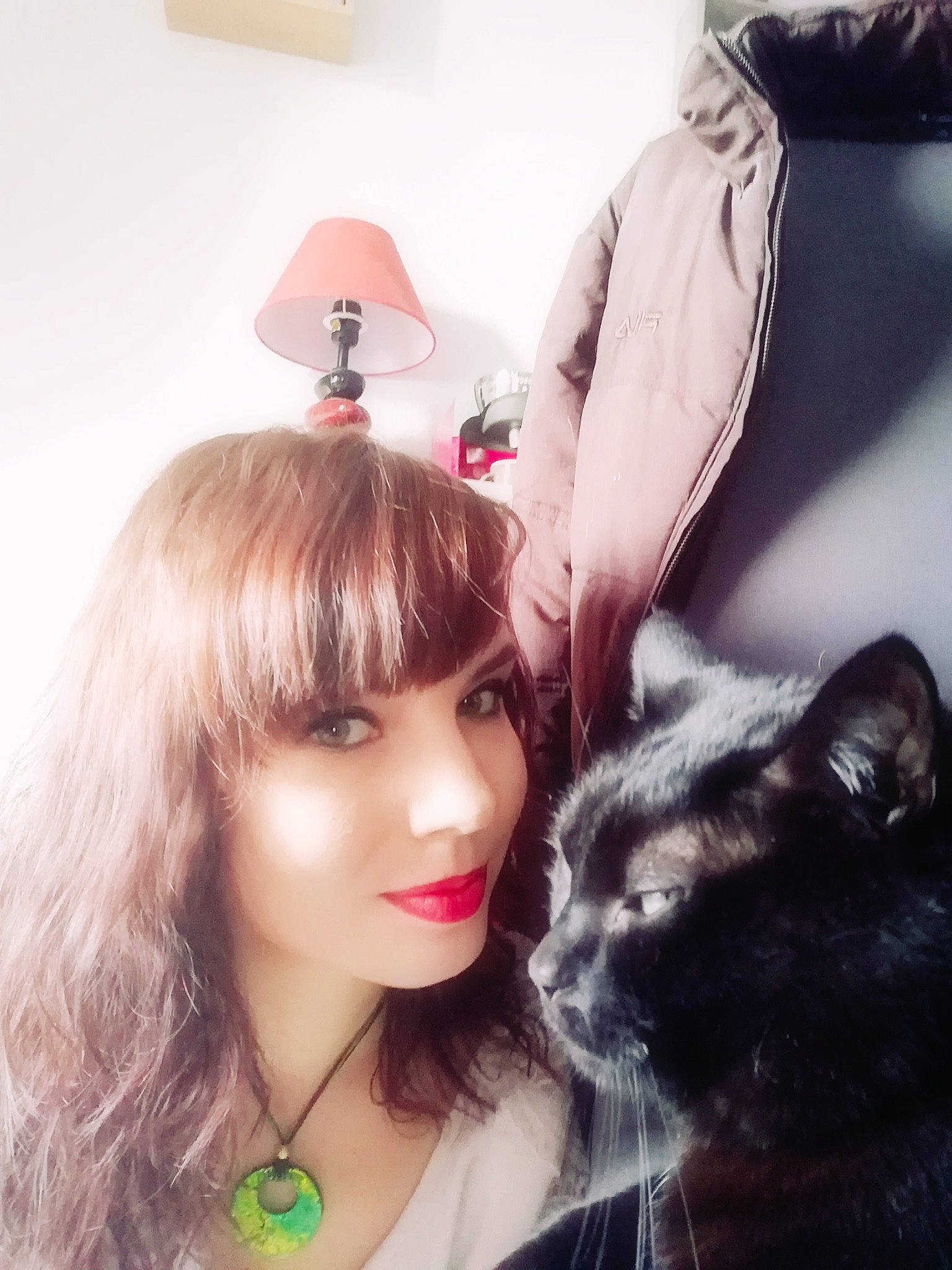 Fripouille a rejoint le concours — aidez-le/la à gagner de superbes lots ! bangs, beauty, black_hair, carnivore, cat, comfort, cool, ear, eyelash, eyewear, felidae, gesture, happy, head, lip, long_hair, neck, selfie, whiskers, white