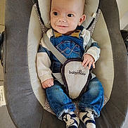 Malo participe au concours pour gagner de l'argent avec cette photo : baby, infant, denim_overalls, baby_seat, straps, bunny_socks, smile, curious_eyes, indoor, cozy, child, cute, clothing, footwear, baby_accessory, person, seat, comfort, young_child, portrait