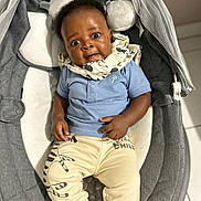 Kenan participe au concours pour gagner de l'argent avec cette photo : baby, babylaughing, bed, clothing, coat, crib, face, furniture, glove, happy, hat, head, infantbed, pants, person, photography, portrait, shorts, sitting, smile