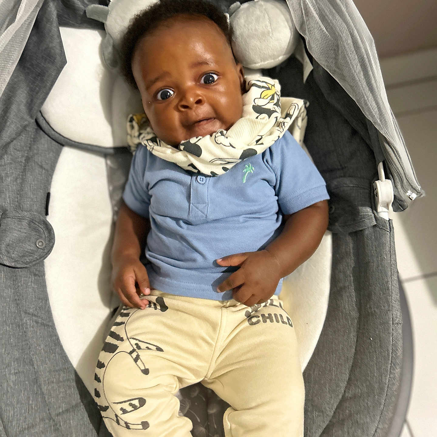 Kenan participe au concours pour gagner de l'argent avec cette photo : baby, babylaughing, bed, clothing, coat, crib, face, furniture, glove, happy, hat, head, infantbed, pants, person, photography, portrait, shorts, sitting, smile