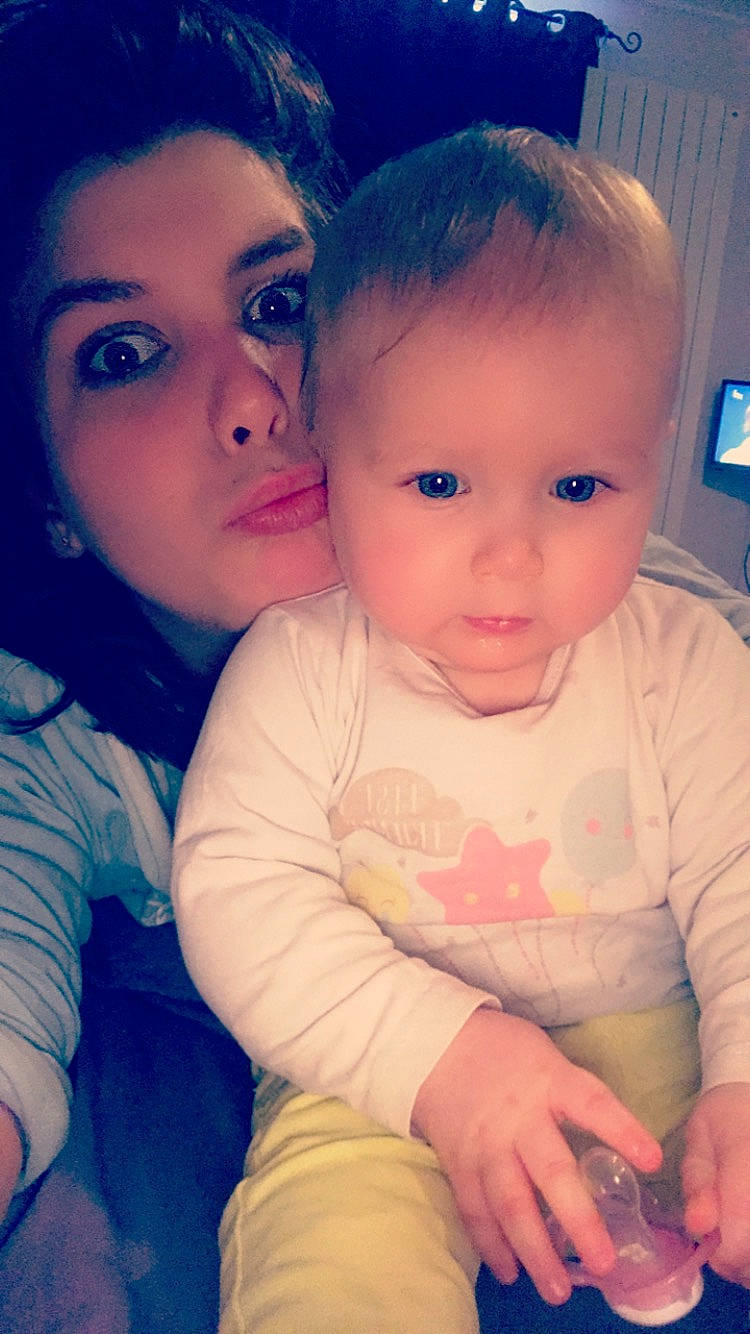 Luna a rejoint le concours — aidez-le/la à gagner de superbes lots ! baby, beauty, cheek, child, chin, eye, eyebrow, face, forehead, fun, head, human, iris, lip, mouth, nose, person, sitting, skin, smile