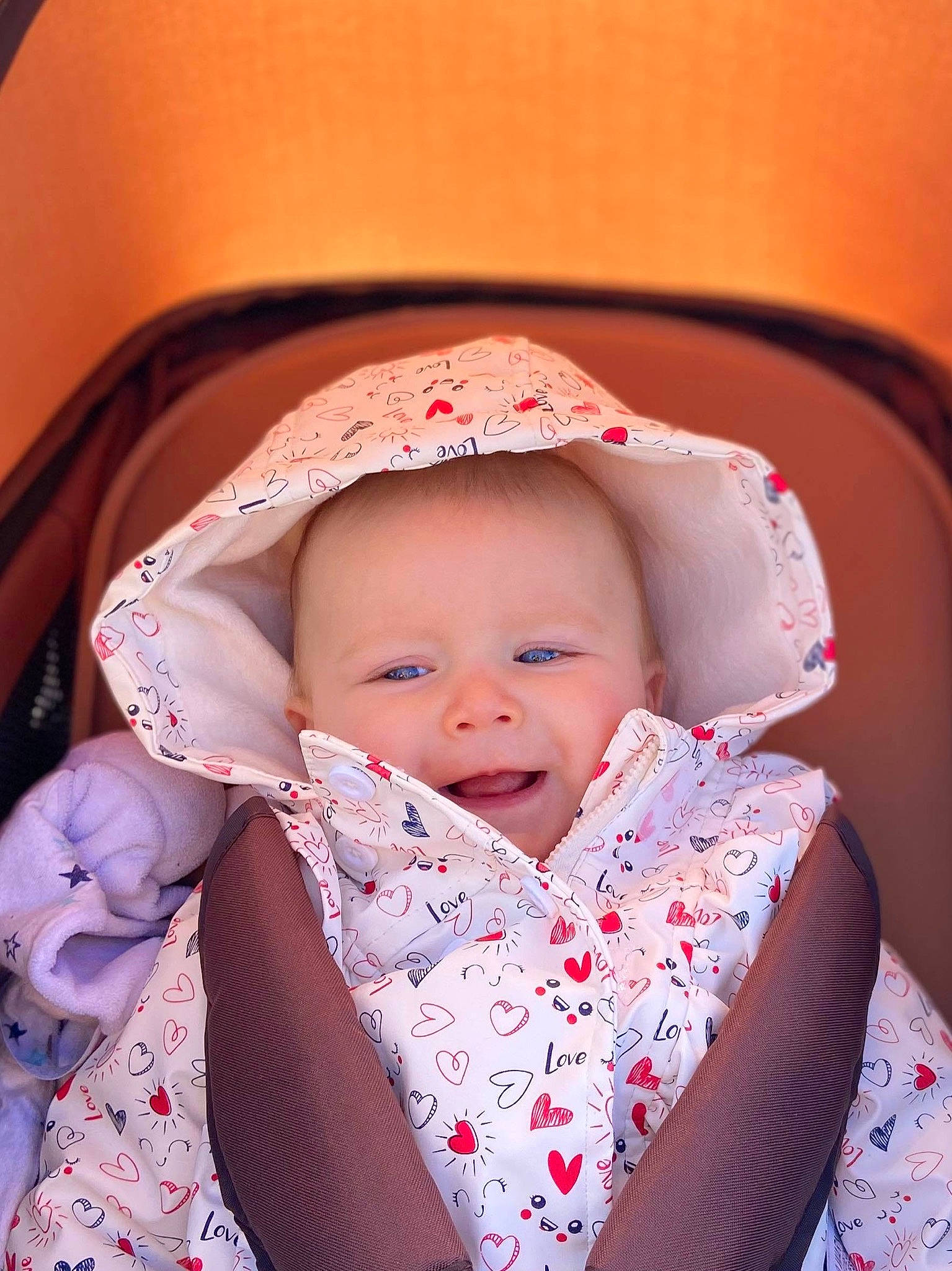 Luna a rejoint le concours — aidez-le/la à gagner de superbes lots ! baby, baby_products, beauty, cheek, child, eye, head, headgear, person, pink, product, skin, smile, toddler