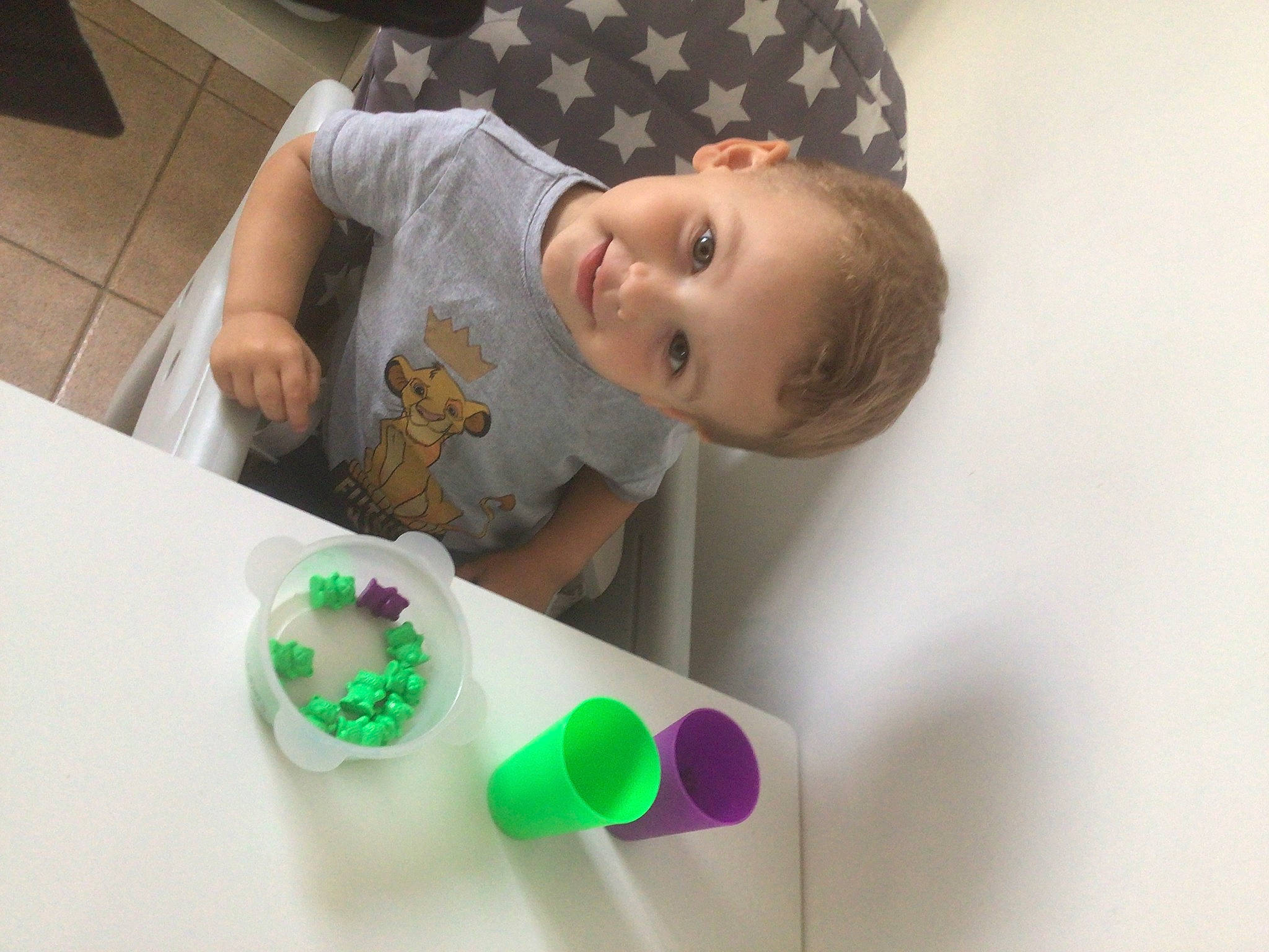 éthan participe au concours pour gagner de l'argent avec cette photo : baby, baby_products, baby_toddler_clothing, baby_toys, child, circle, event, fun, glass, hat, joy, party, party_supply, person, plastic, play, room, sweetness, table, toddler