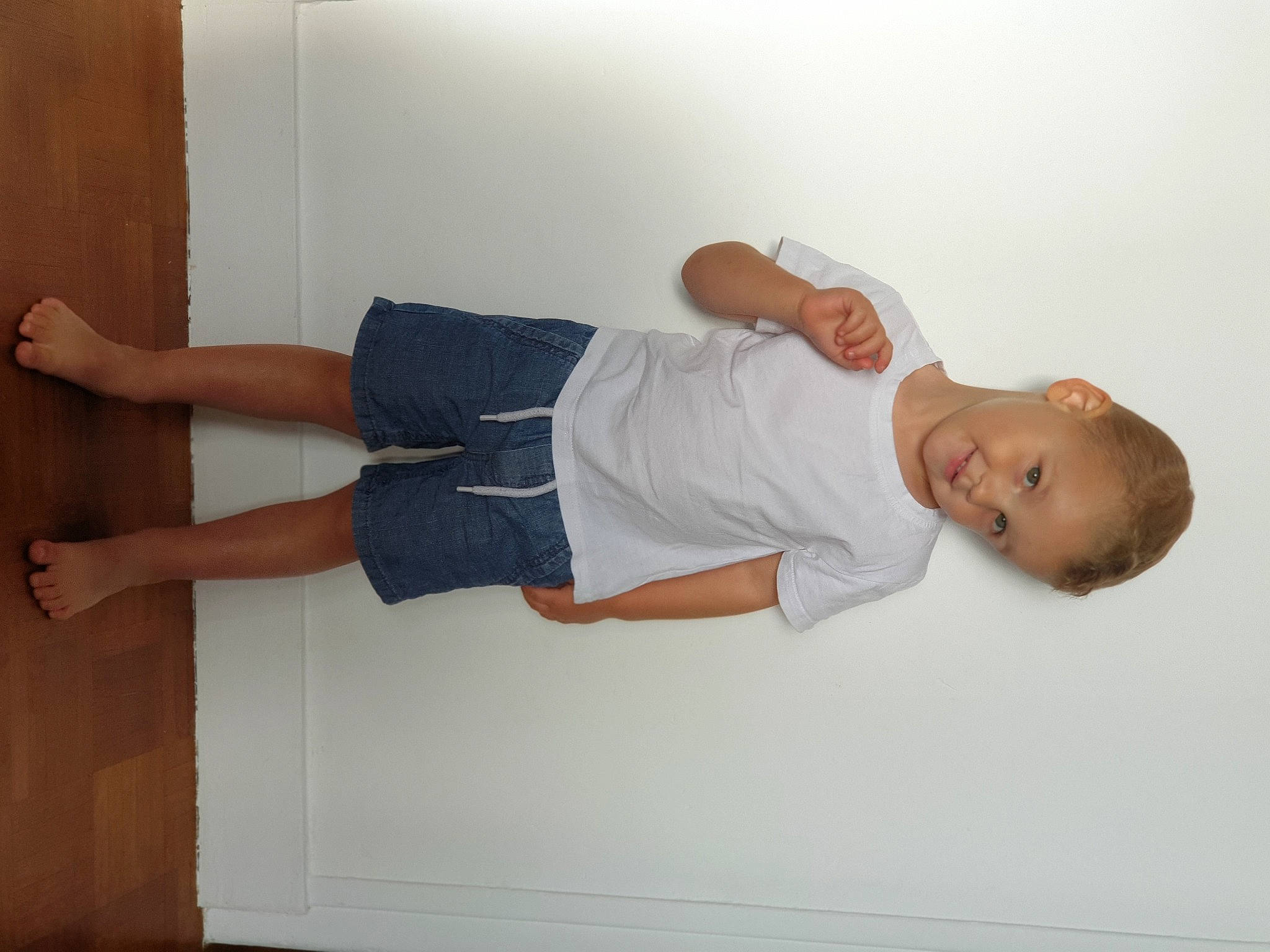 éthan participe au concours pour gagner de l'argent avec cette photo : abdomen, balance, calf, comfort, elbow, foot, hip, human_leg, joint, joy, knee, leg, person, room, shoulder, sleeve, stomach, t_shirt, thigh, trunk