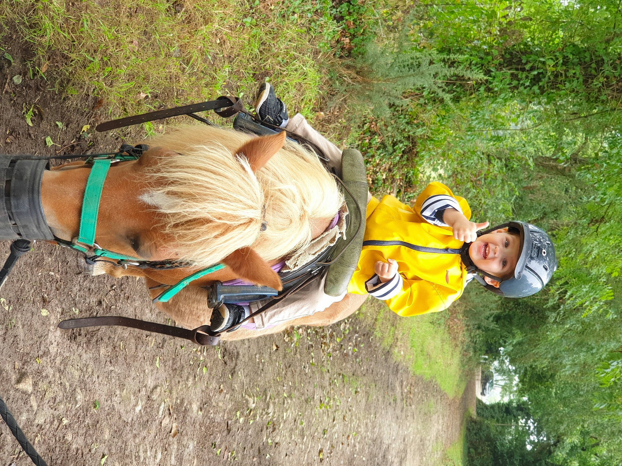 éthan participe au concours pour gagner de l'argent avec cette photo : adventure, eyewear, fawn, fun, grass, hat, headwear, helmet, human_leg, landscape, leisure, luggage_and_bags, people_in_nature, person, personal_protective_equipment, plant, recreation, smile, soil, sunglasses