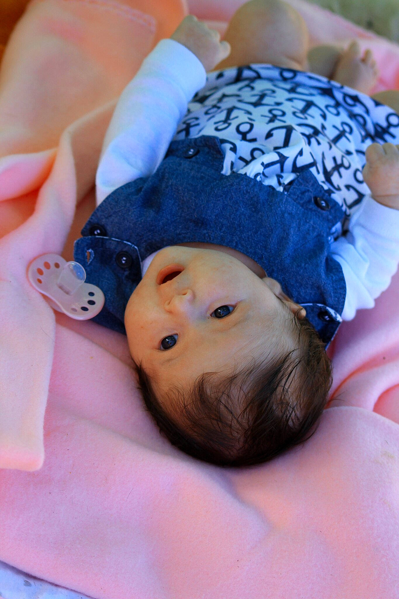 Lyla a rejoint le concours — aidez-le/la à gagner de superbes lots ! baby, beanie, blue, cap, child, hand, headgear, person, skin, toddler