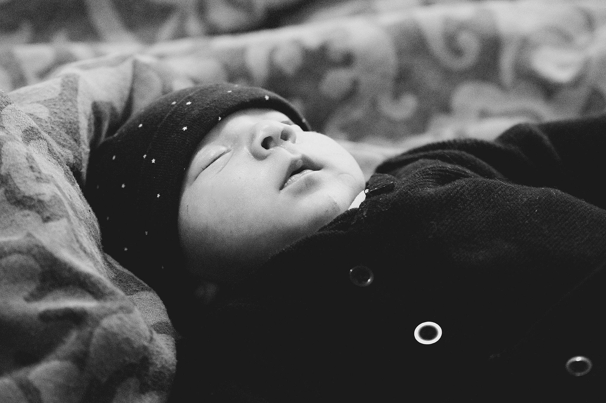 Noé a rejoint le concours — aidez-le/la à gagner de superbes lots ! baby, black_and_white, child, cloud, comfort, flash_photography, freezing, fur, grass, grey, happy, monochrome, monochrome_photography, pattern, person, portrait_photography, sitting, style, toddler, tree