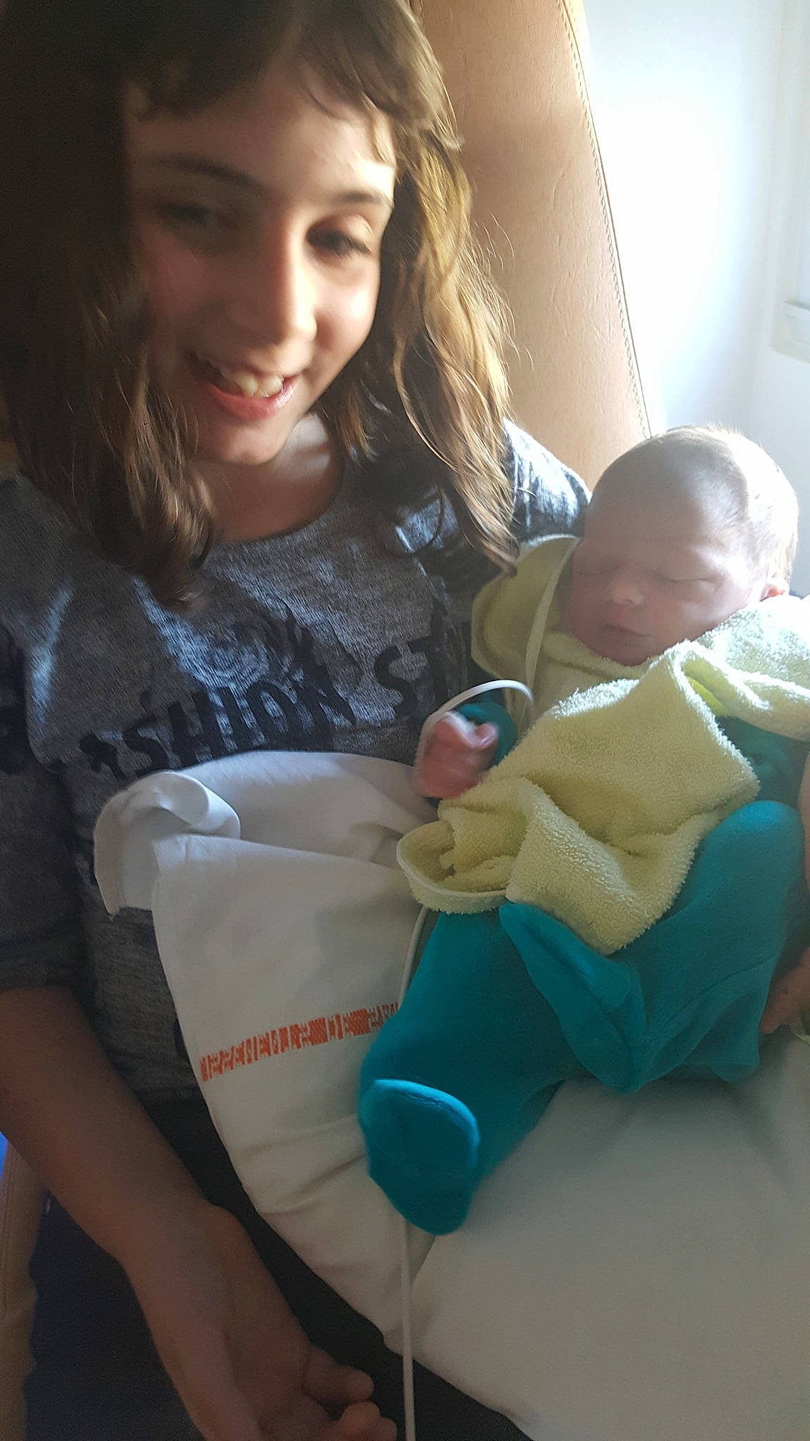 Lyloo participe au concours pour gagner de l'argent avec cette photo : baby, child, joy, mother, person, play, sitting, skin, toddler