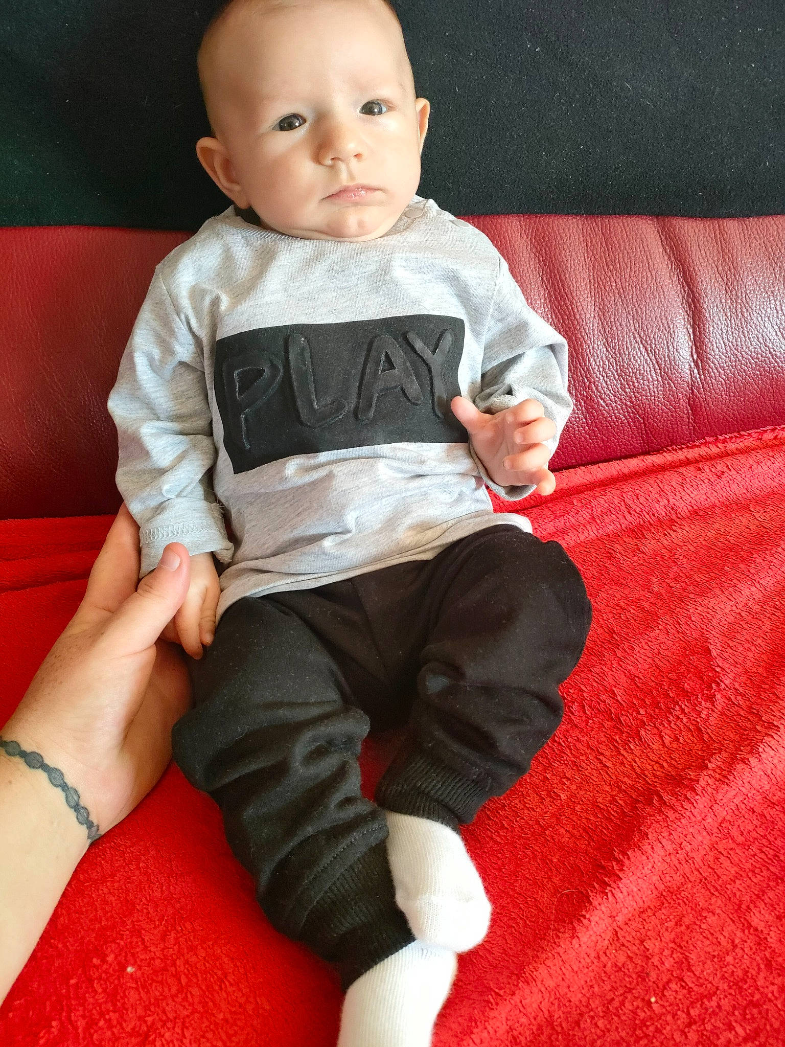 Seyvan participe au concours pour gagner de l'argent avec cette photo : baby, baby_toddler_clothing, child, comfort, flash_photography, foot, happy, human_leg, knee, lap, leg, linens, person, shorts, sitting, skin, sleeve, sock, t_shirt, thigh