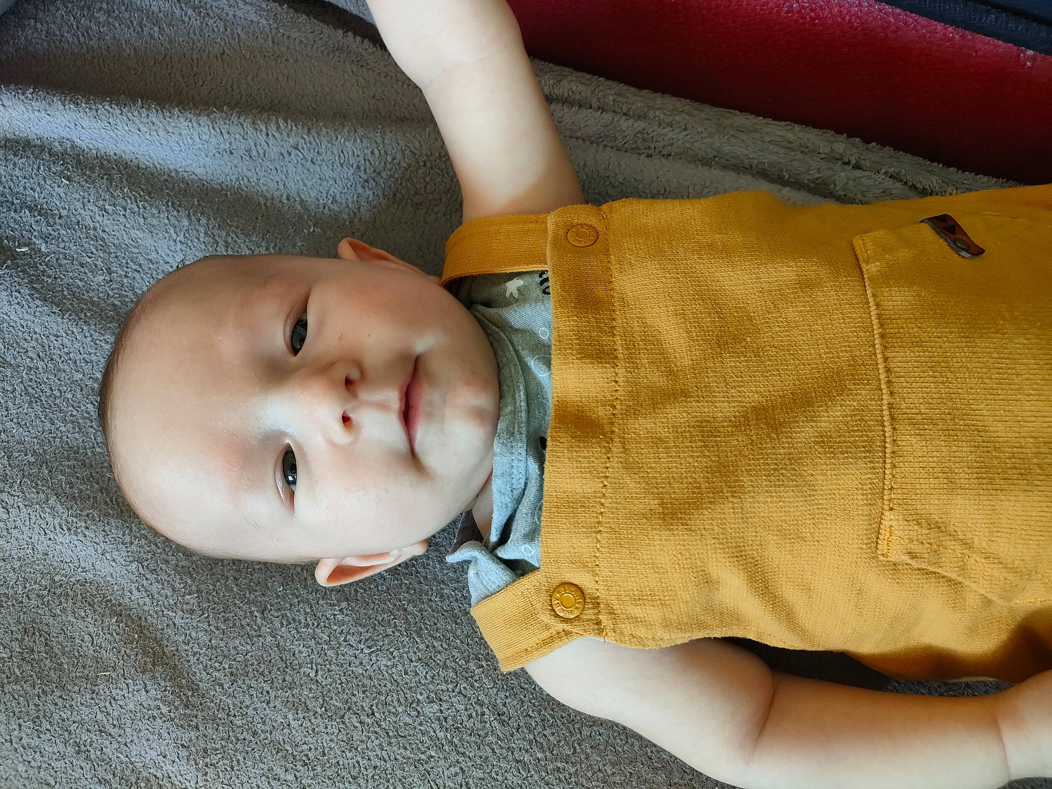 Seyvan participe au concours pour gagner de l'argent avec cette photo : baby, baby_products, baby_toddler_clothing, cheek, child, clothing, collar, comfort, elbow, face, mammal, nose, pattern, person, skin, sleeve, textile, toddler, watch, wood