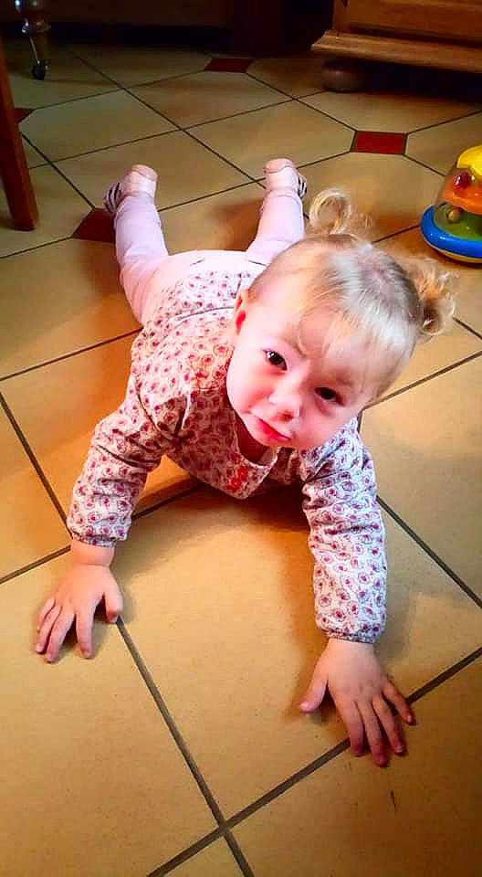Oxana a rejoint le concours — aidez-le/la à gagner de superbes lots ! baby, child, crawling, floor, flooring, person, play, toddler