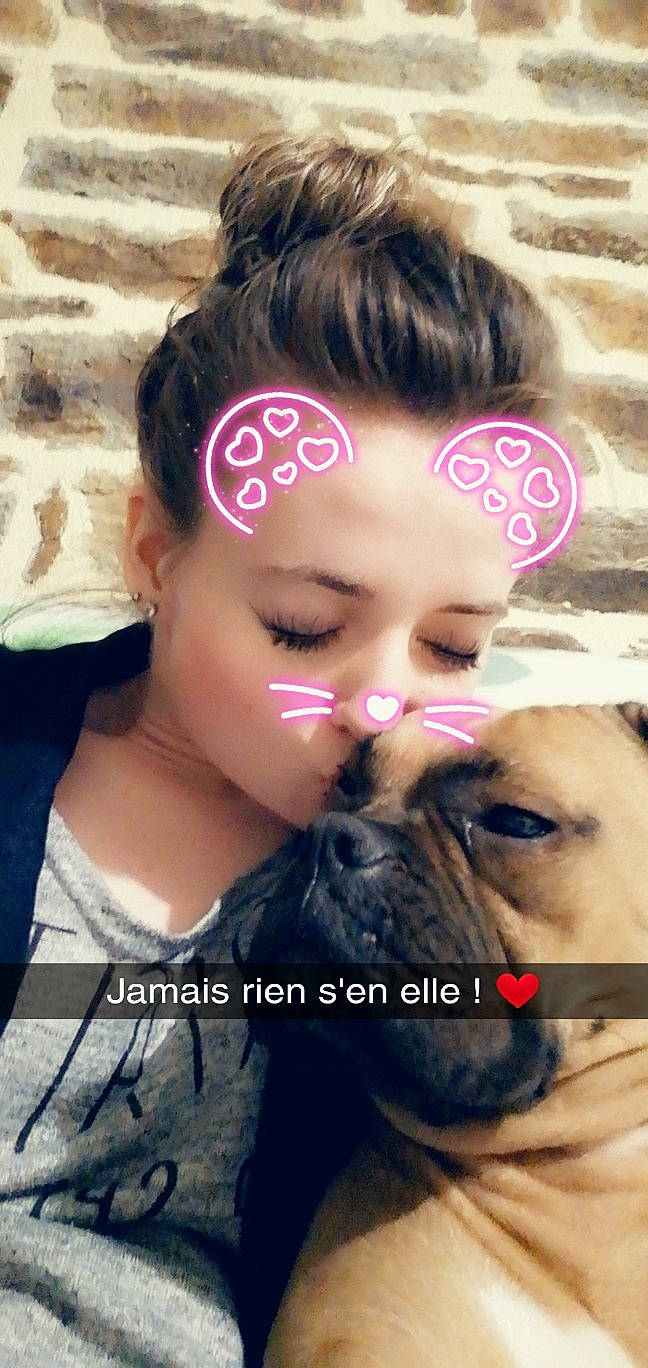 Margot participe au concours pour gagner de l'argent avec cette photo : black_hair, canidae, carnivore, cheek, companion_dog, dog, eyebrow, fawn, forehead, gesture, interaction, lip, love, nose, person, photo_caption, photography, pug, puppy_love, selfie