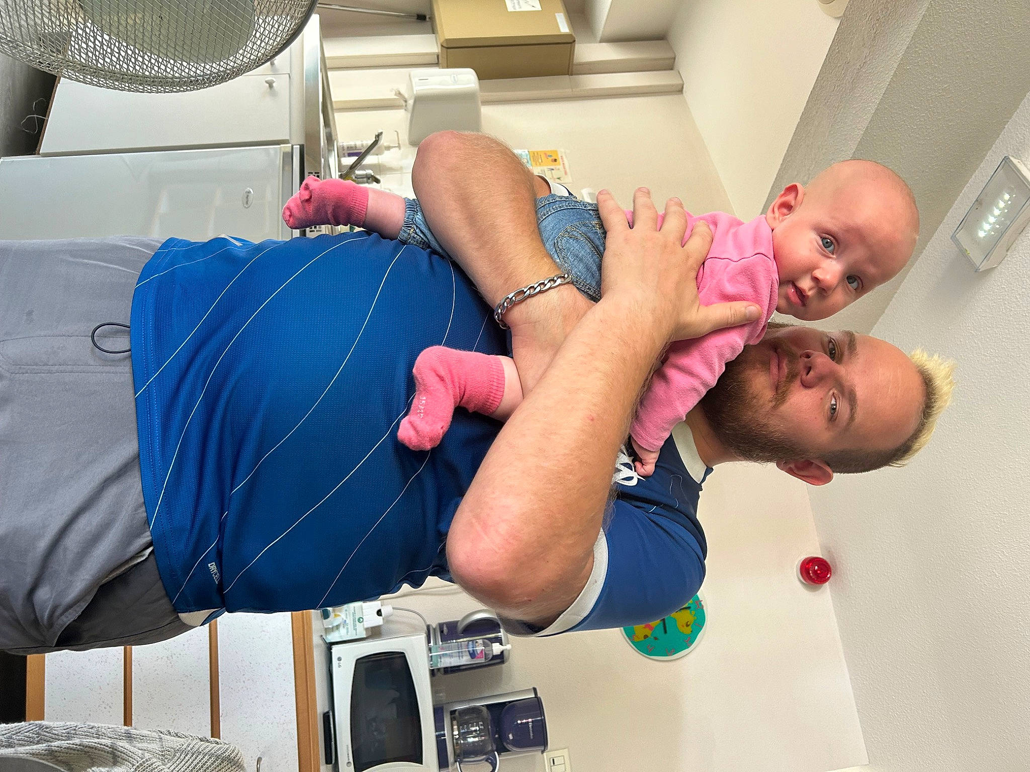 Aëlyah participe au concours pour gagner de l'argent avec cette photo : abdomen, arm, baby, comfort, elbow, engineering, eyewear, glasses, happy, human_body, human_leg, joint, leisure, muscle, person, room, shoulder, t_shirt, thigh, watch