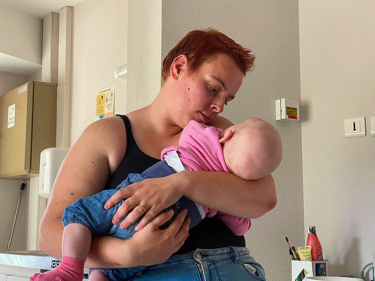 Aëlyah a rejoint le concours — aidez-le/la à gagner de superbes lots ! abdomen, arm, chest, comfort, elbow, facial_expression, fun, gesture, happy, human_leg, jeans, joint, knee, leg, person, shoulder, stomach, t_shirt, thigh, toddler