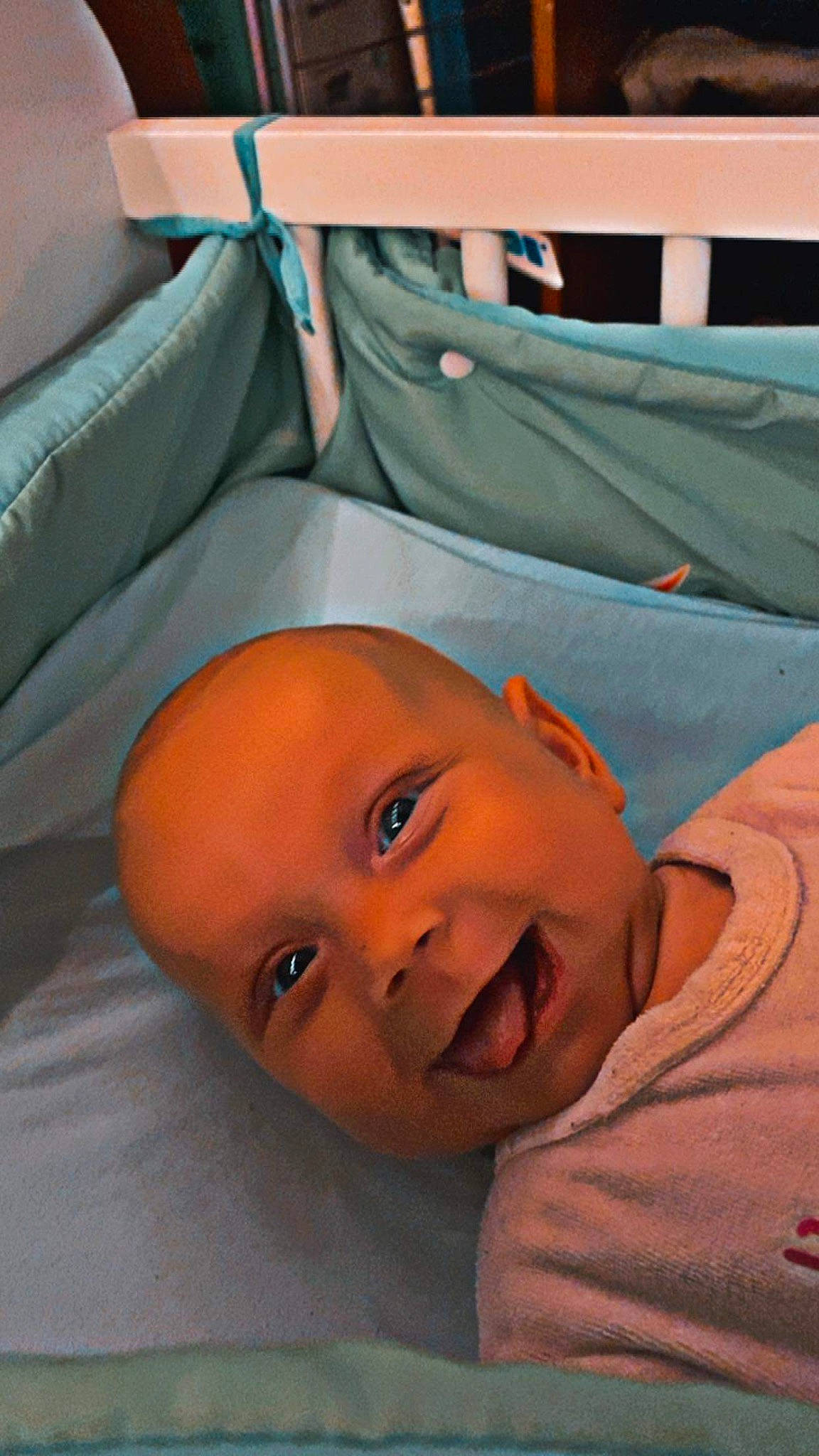 Aëlyah participe au concours pour gagner de l'argent avec cette photo : baby, baby_laughing, baby_products, bed, bedding, child, comfort, eye, fun, grass, happy, infant_bed, leisure, linens, mouth, nose, person, room, smile, textile